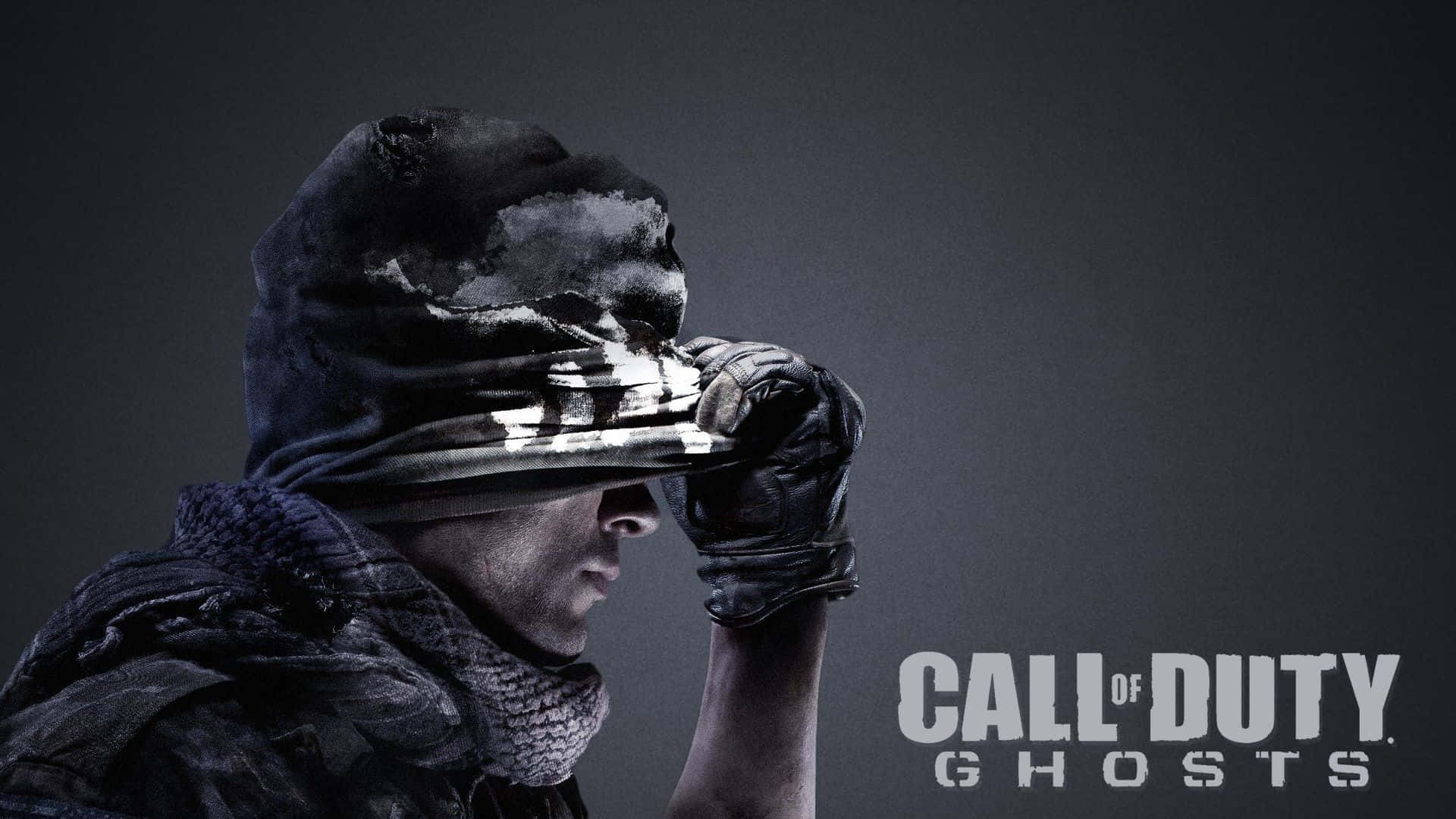 Call Of Duty Ghosts 桌布 壁紙 — 一名身穿連帽迷彩服的士兵拉下頭盔，在深灰色背景上露出一張陰沉的臉。