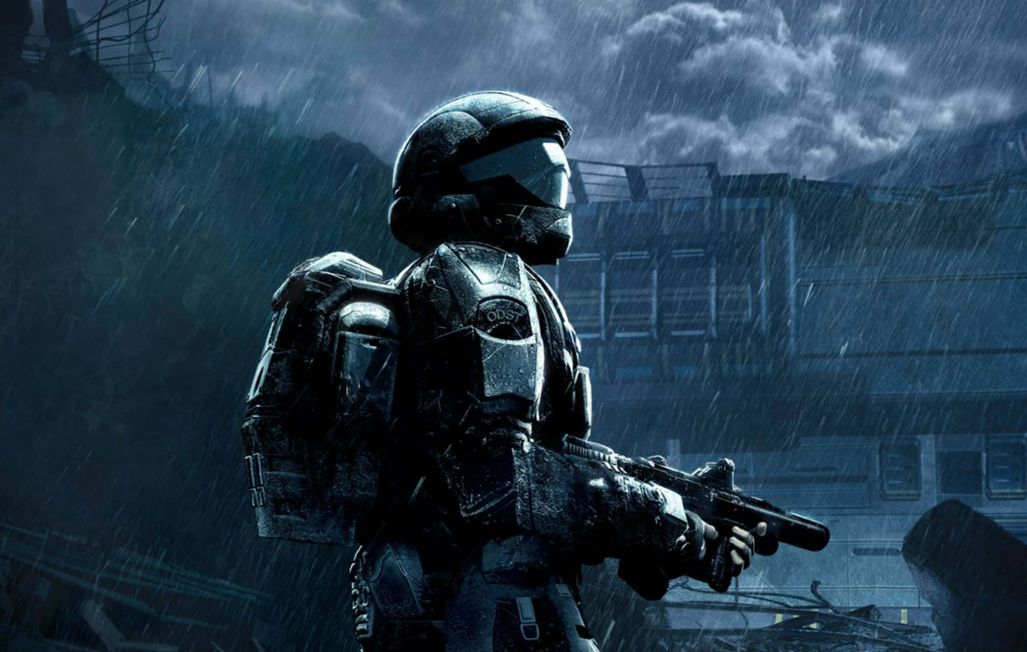 halo 桌布 壁紙 — 一名身穿重型盔甲的士兵在暴風雨的天空下，站在被雨水浸透的廢墟城市景觀中，手持武器。