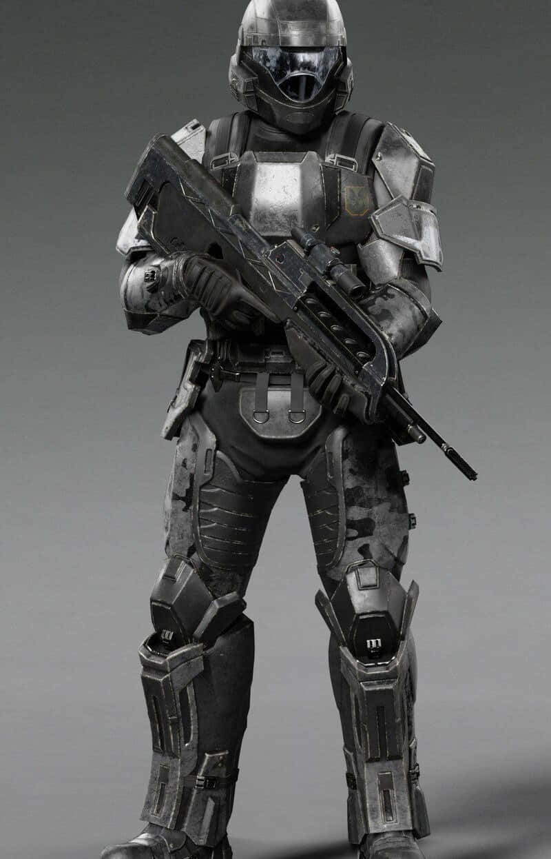 Halo Unsc 桌布 壁紙 — 一名身穿重型裝甲、配備未來戰鬥裝備的士兵，在灰色中性背景前持步槍站立。