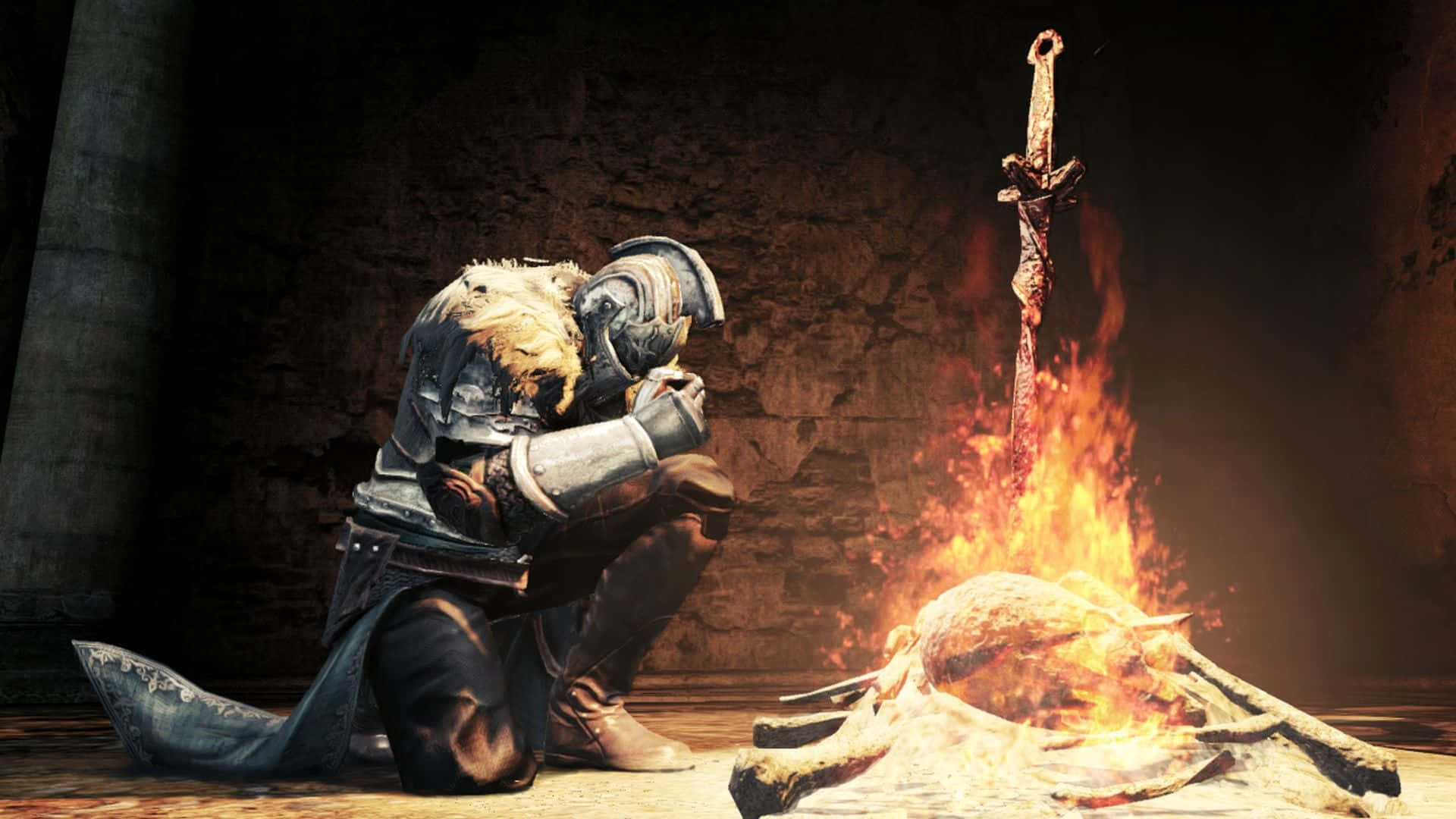 Dark Souls Bonfire 桌布 壁紙 — 一名身穿重甲的騎士跪在一個石室內熊熊烈火前，一把劍直立在火焰中。