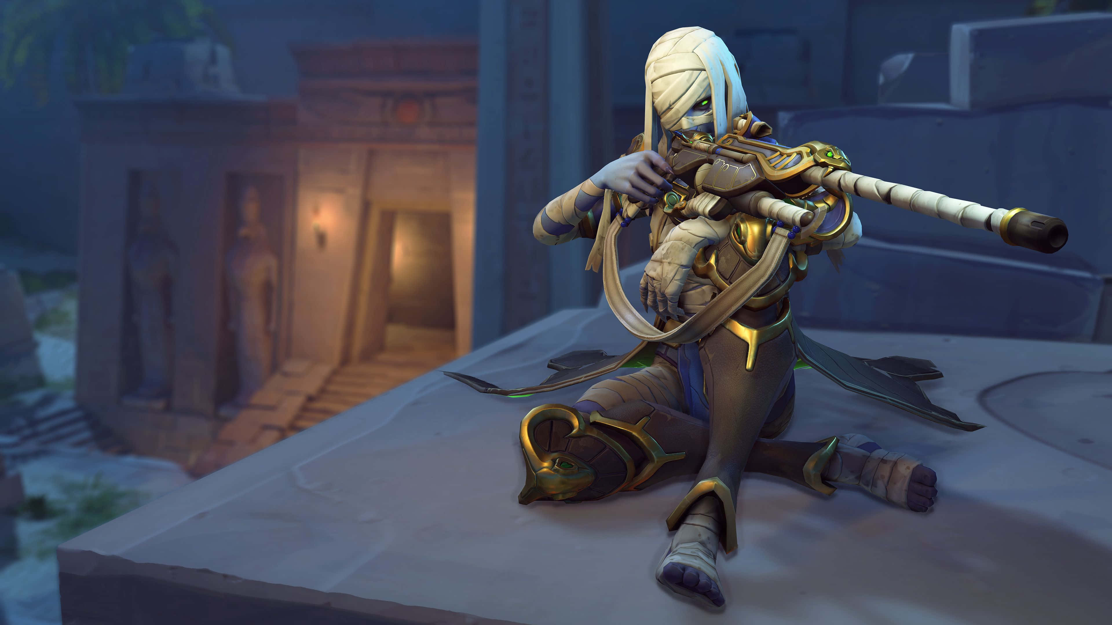 Overwatch Ana 桌布 壁紙 — 一名身穿金色盔甲的木乃伊戰士跪在石頭上，在燈光昏暗的古老神廟中瞄準長弓。
