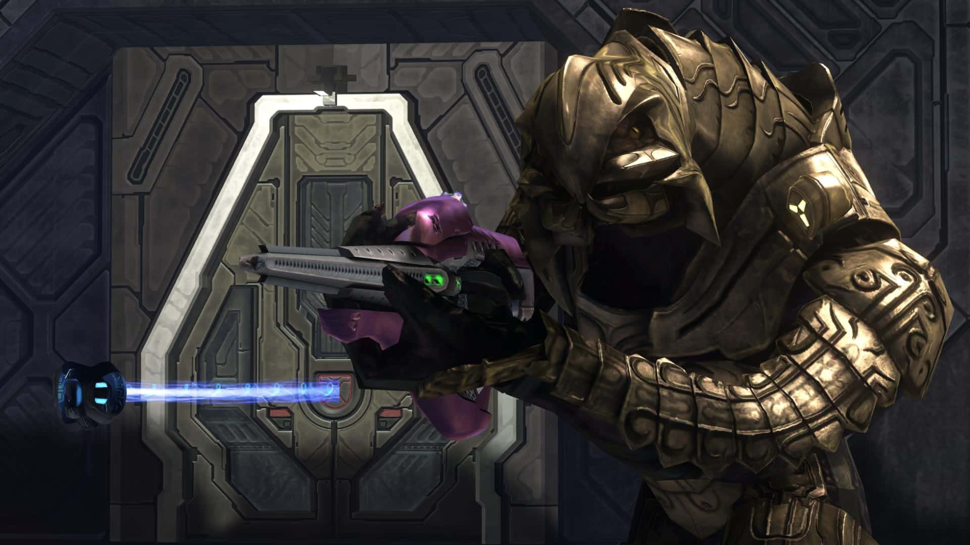 Halo Arbiter 桌布 壁紙 — 一名身穿金色重型裝甲的外星戰士，正用一把帶有發光藍色光束的未來感紫色和銀色武器瞄準金屬科幻門。
