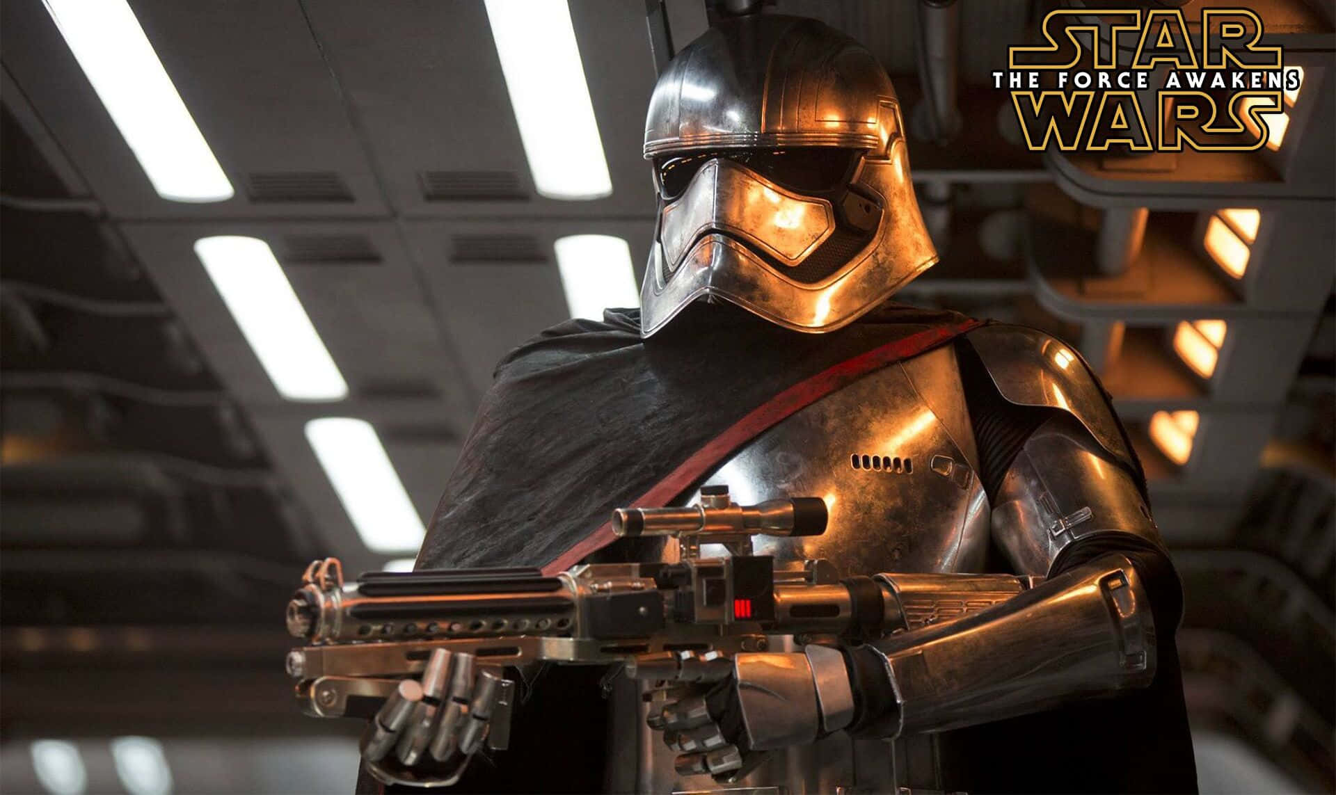 Captain Phasma 桌布 壁紙 — 一名身穿閃亮盔甲的第一軍團風暴兵在明亮的工業燈光下手持爆能步槍。