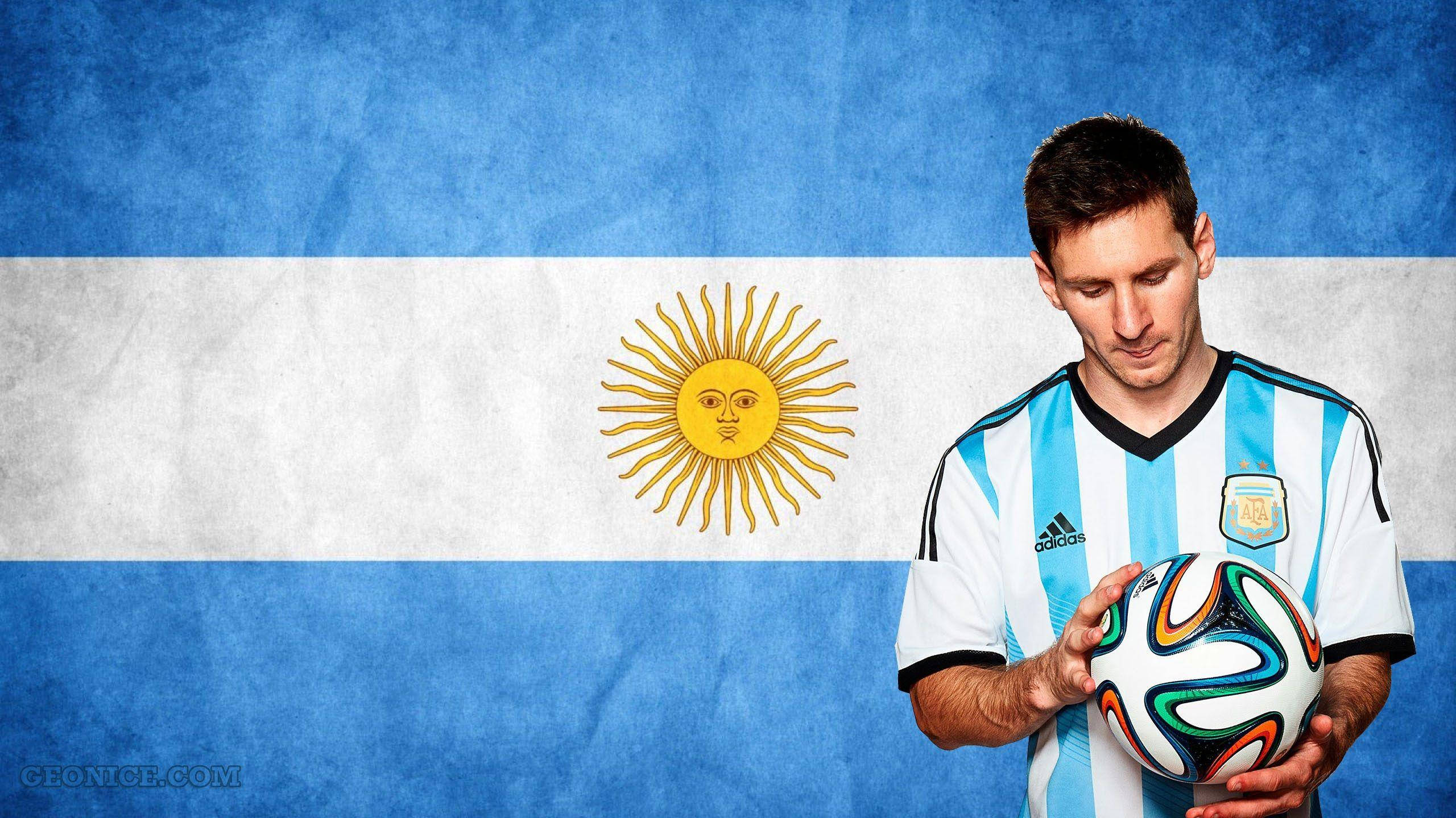 Argentina 桌布 壁紙 — 一名身穿阿根廷國家隊球衣的足球員，在帶有紋理的阿根廷國旗背景下，手持一個色彩繽紛的足球。