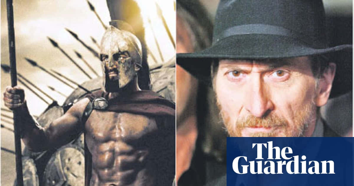 Frank Miller 桌布 壁紙 — 一名身穿青銅盔甲的斯巴達戰士手持長矛和盾牌挑釁地站立，箭矢飛舞，旁邊是一個戴著軟呢帽、眼神銳利的鬍鬚男子的特寫。