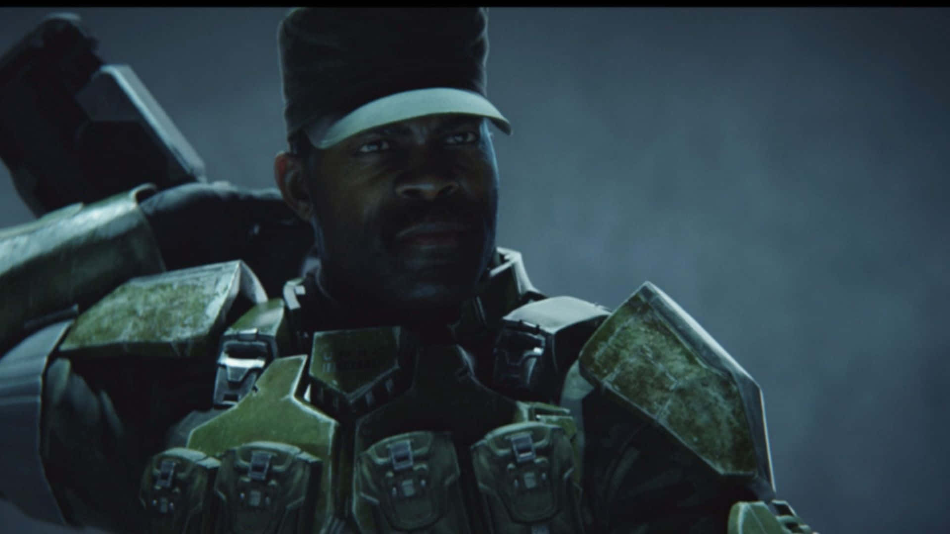 Sergeant Johnson 桌布 壁紙 — 一名身穿風化綠色盔甲和帽子的士兵，在煙霧彌漫的灰色背景下專注地凝視。