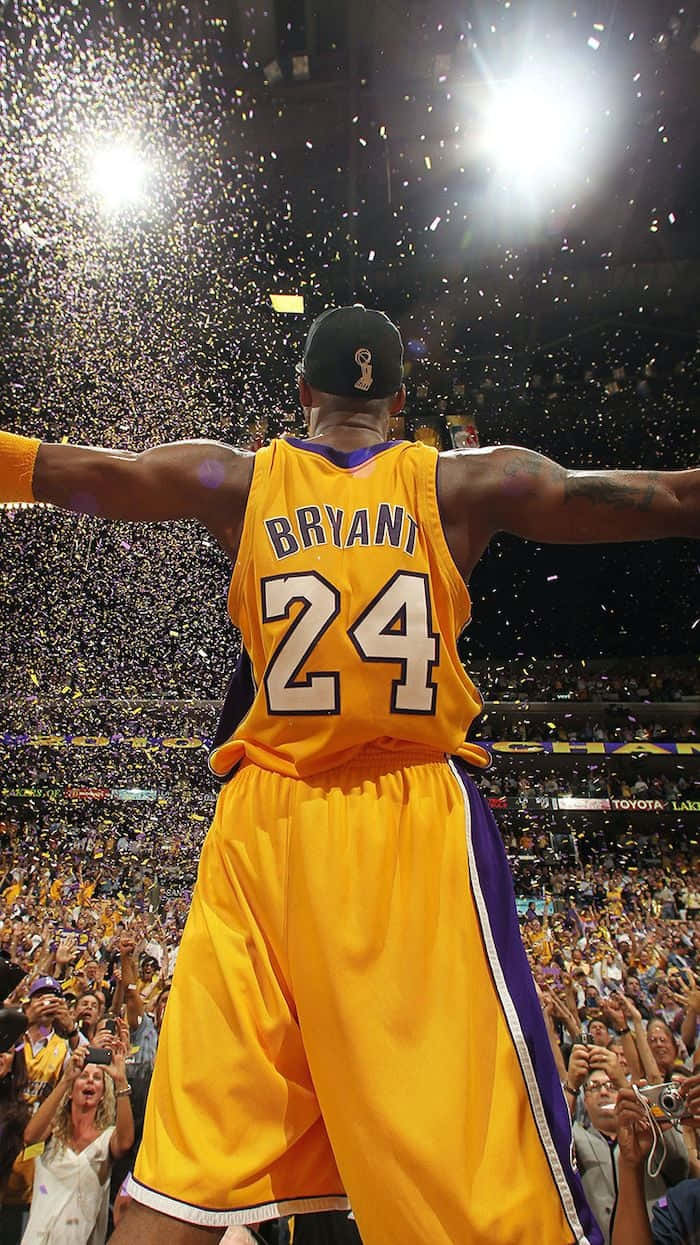 Kobe 桌布 壁紙 — 一名身穿黃色24號球衣的籃球運動員張開雙臂站立，彩紙如雨般灑落在擠滿歡呼人群的體育館中。