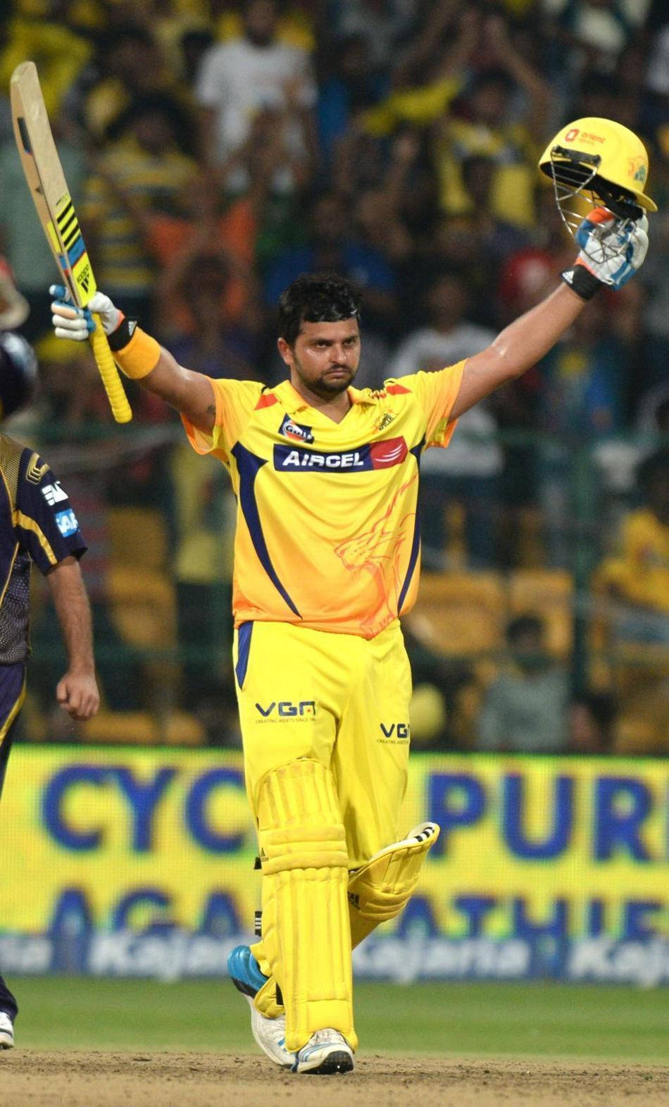 Chennai Super Kings Suresh Raina 壁紙 — 一名身穿黃色球衣的板球運動員在體育場燈光下高舉球棒和頭盔慶祝。
