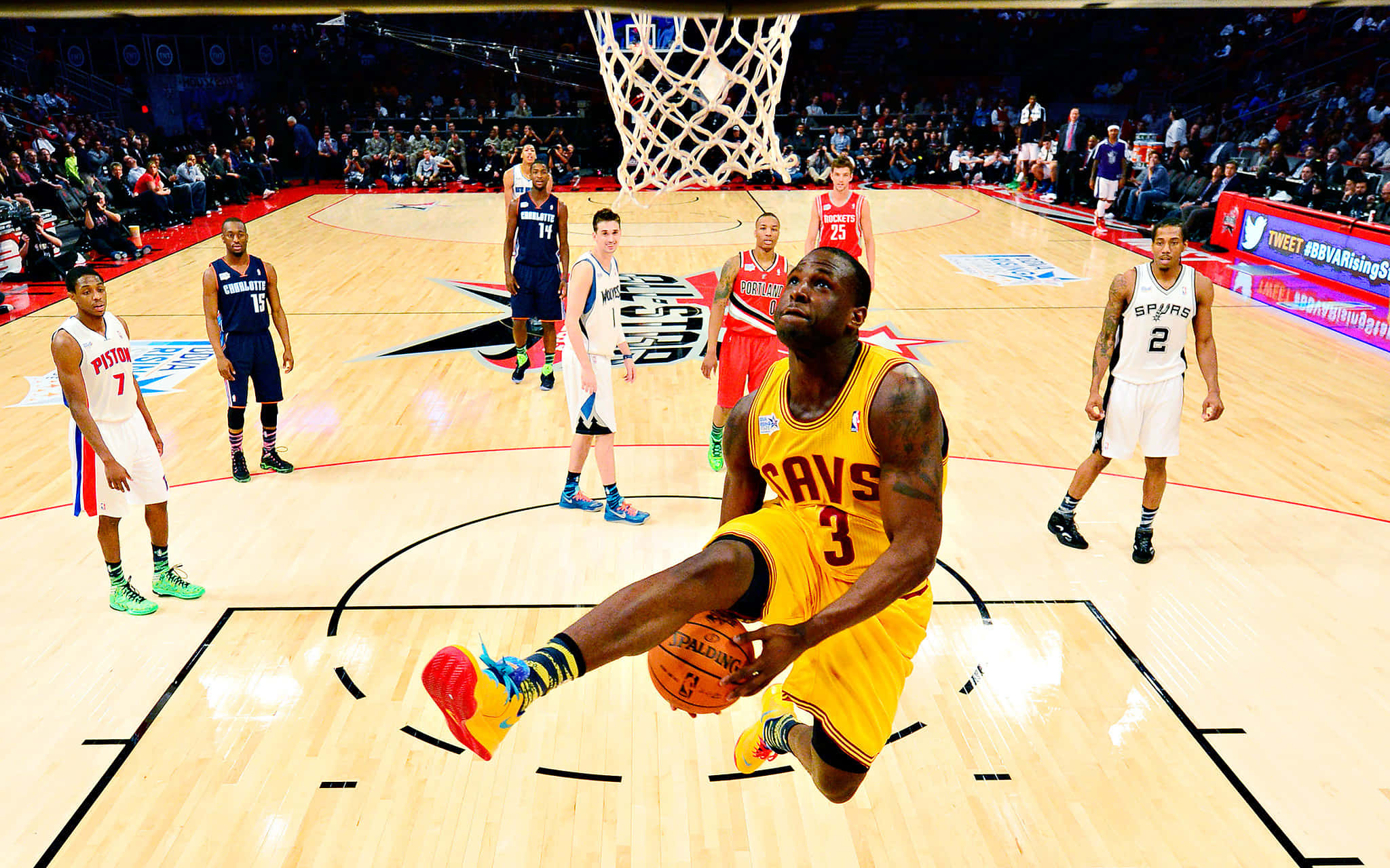 Cool Basketball 桌布 壁紙 — 一名身穿黃色球衣的籃球運動員在球場上與隊友和對手進行激烈比賽時跳起投籃。