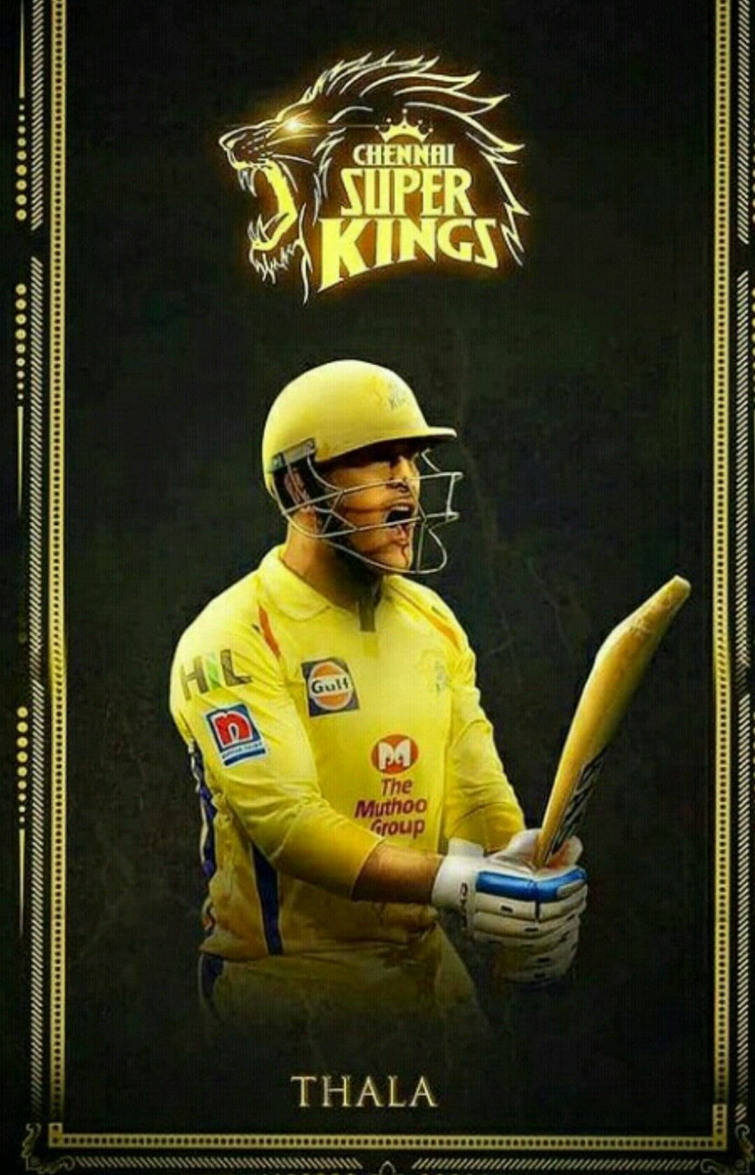 Chennai Super Kings Thala 壁紙 — 一名身穿黃色裝備的板球運動員在黑暗背景下，於發光的 Chennai Super Kings 標誌下方手持球棒。