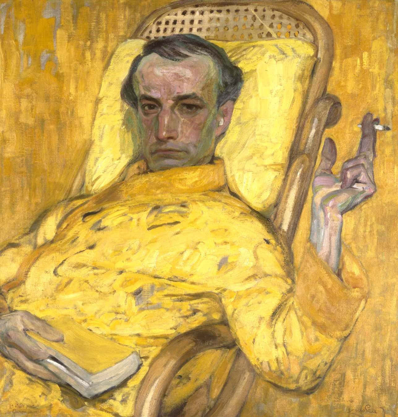 Yellow Art 桌布 壁紙 — 一名身穿黃色長袍的男子坐在藤椅上，在溫暖的黃色背景下手持香煙和書本。