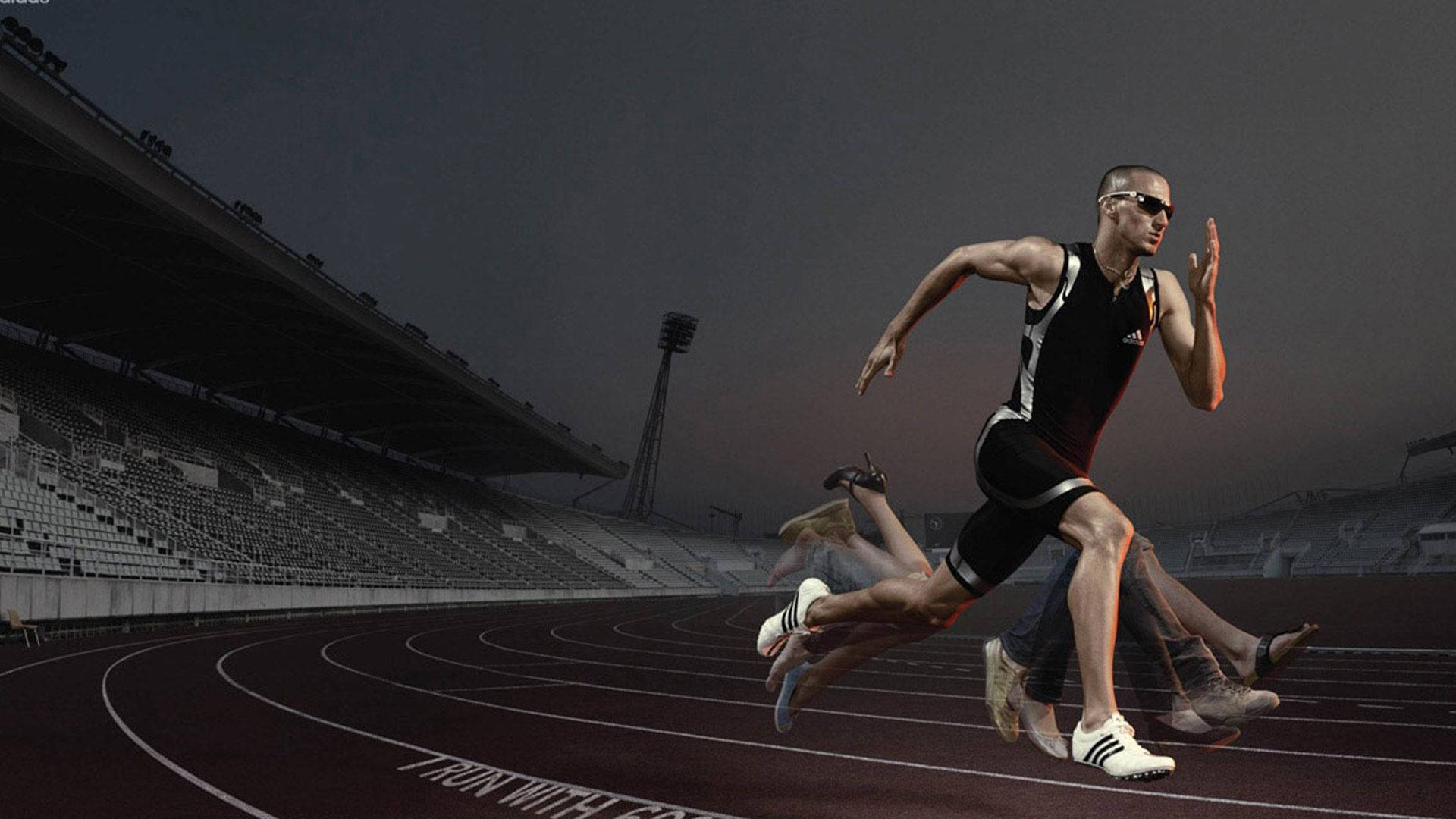 Athletic 桌布 壁紙 — 一名身穿黑白裝備的男性短跑運動員在暮色天空下的黑暗跑道上激烈奔跑，身後是空無一人的體育場看台。