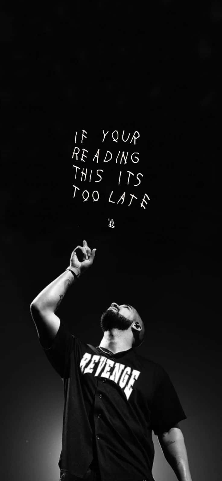 Drake 桌布 壁紙 — 一名身穿黑色 'REVENGE' 襯衫的男子指向漂浮的文字，上面寫著 'IF YOUR READING THIS ITS TOO LATE'，背景為深色。