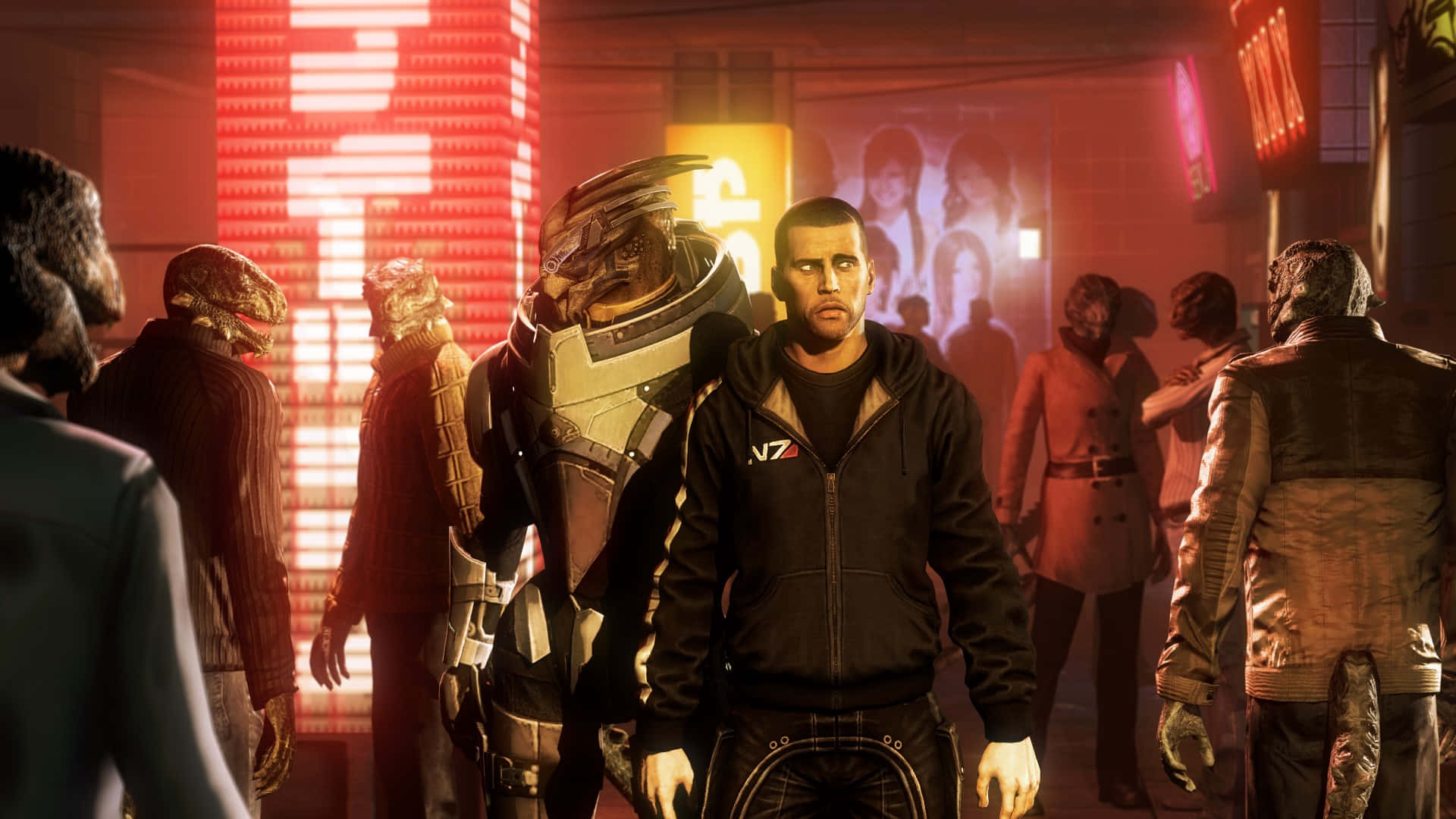 Kaidan Alenko 桌布 壁紙 — 一名身穿黑色N7連帽衫的男子，在夜晚霓虹燈閃爍的未來主義小巷中，與一個大型裝甲外星人站在一起。