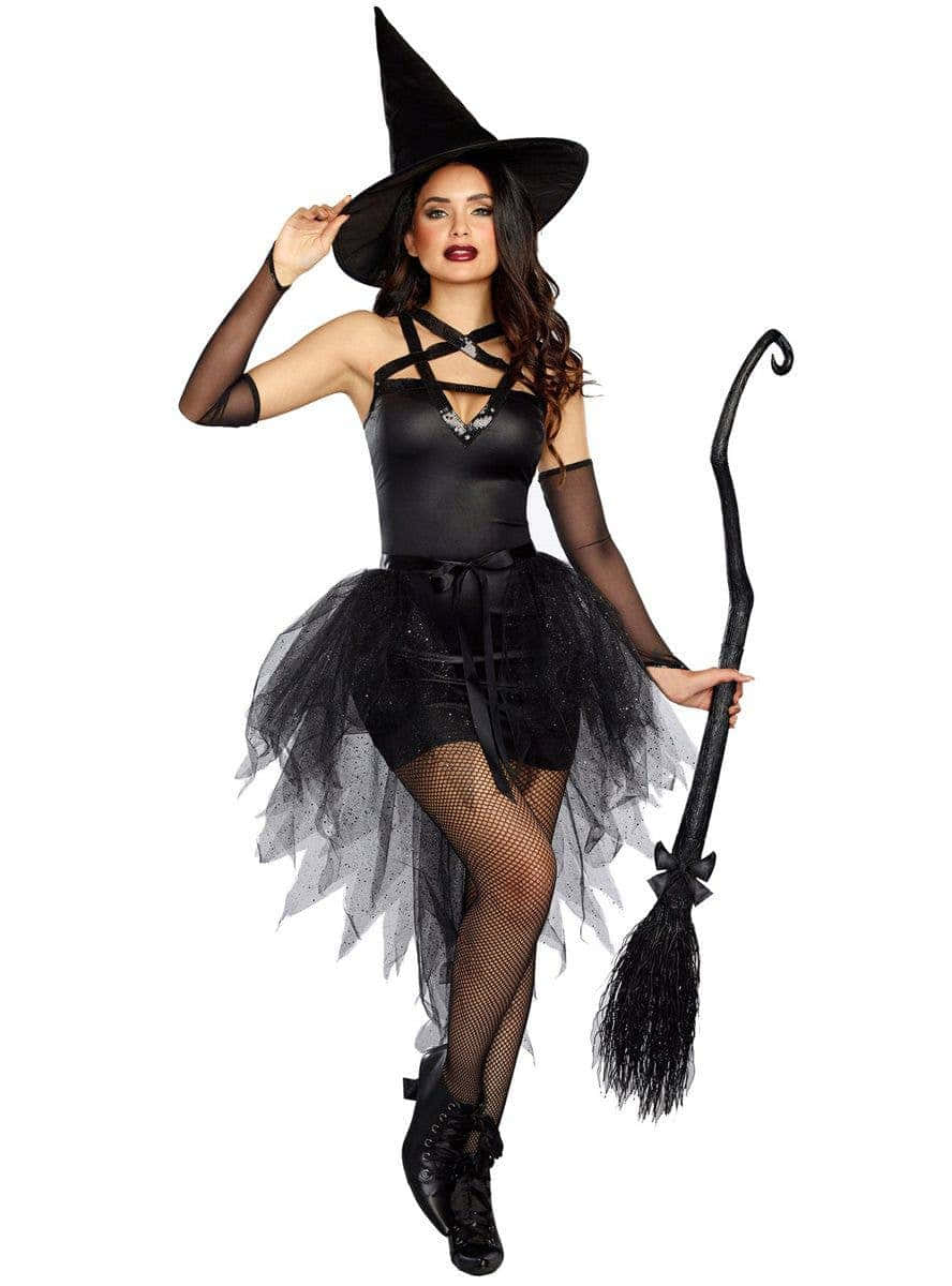 Halloween Costumes 桌布 壁紙 — 一名身穿黑色女巫服裝、戴著尖帽、手持掃帚的女性，在白色背景前自信地擺姿勢。