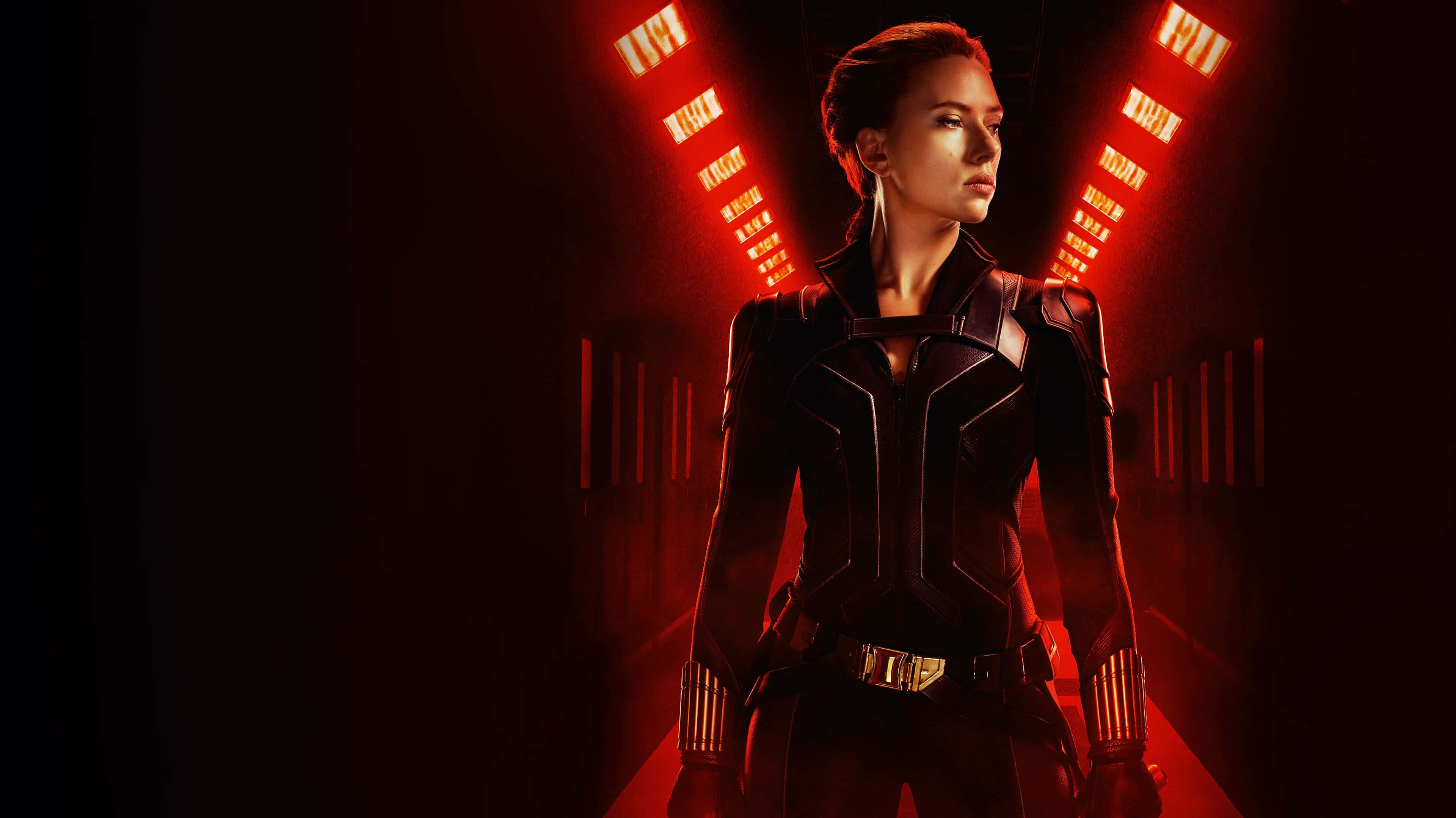 Natasha Romanoff 桌布 壁紙 — 一名身穿黑色戰術服的女性站在昏暗的走廊中，被發光的紅色 'WINTER SOLDIER' 標誌照亮。
