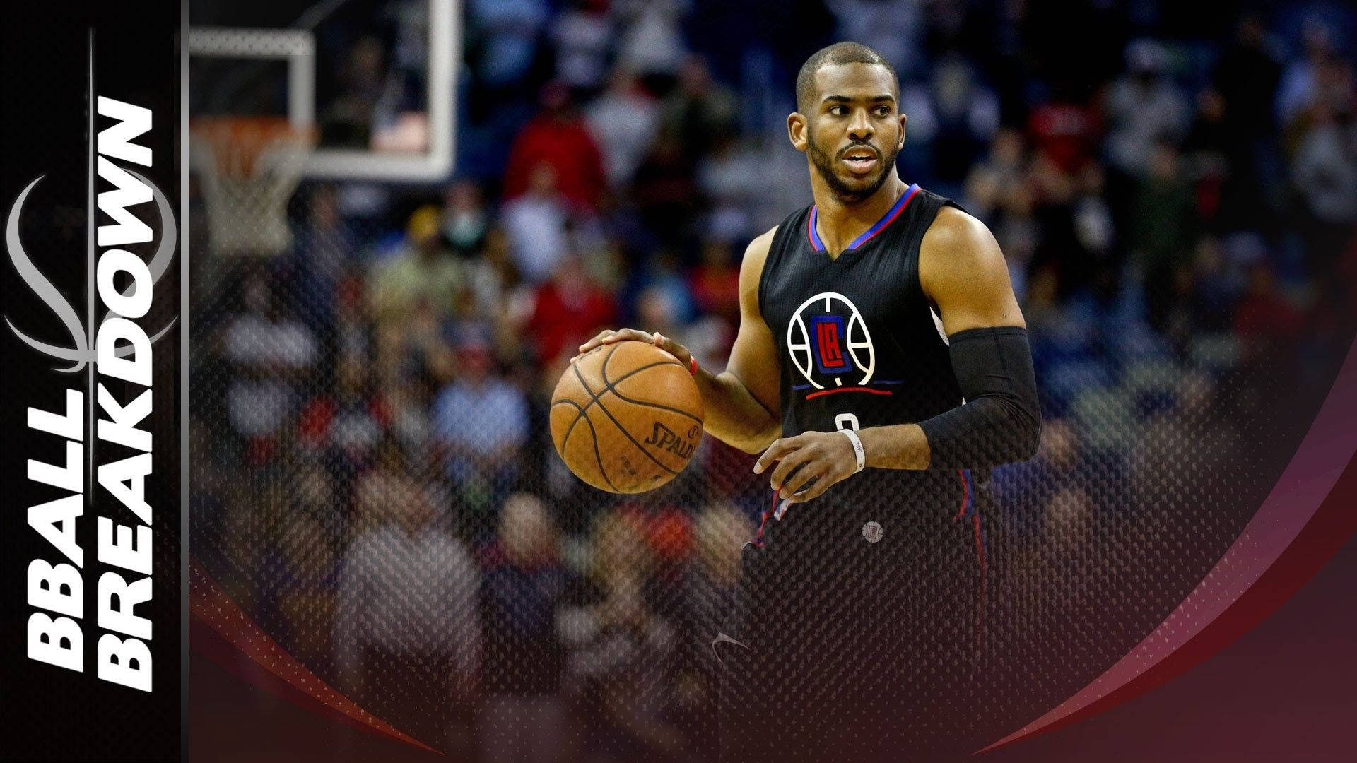 Chris Paul B Ball Breakdown 壁紙 — 一名身穿黑色洛杉磯快艇隊球衣的籃球運動員在比賽中持球，背景是模糊的人群和籃框。