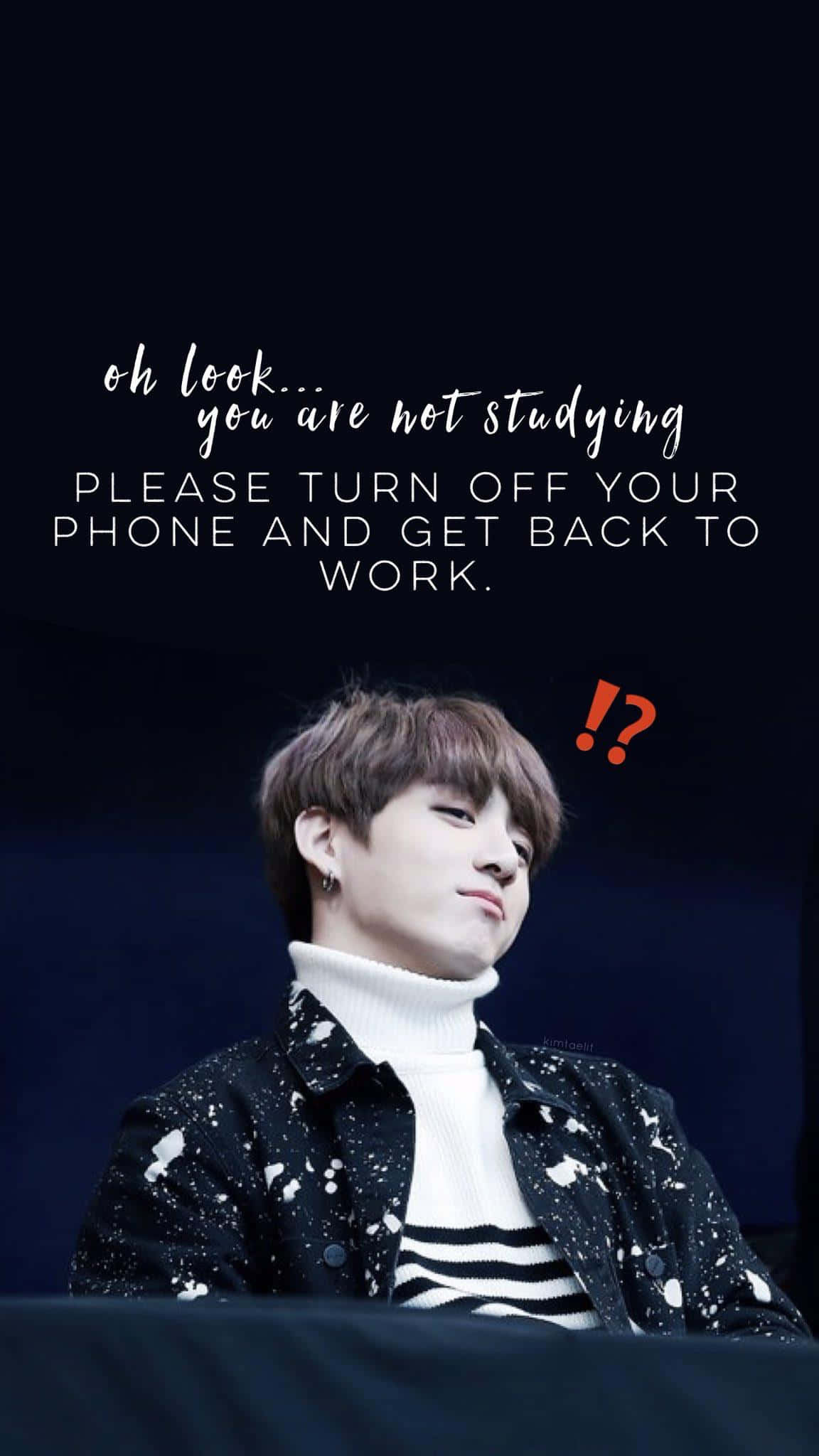 Bts Meme 桌布 壁紙 — 一名身穿黑色潑濺外套和白色高領毛衣的年輕男子咧嘴而笑，文字幽默地責備使用手機。
