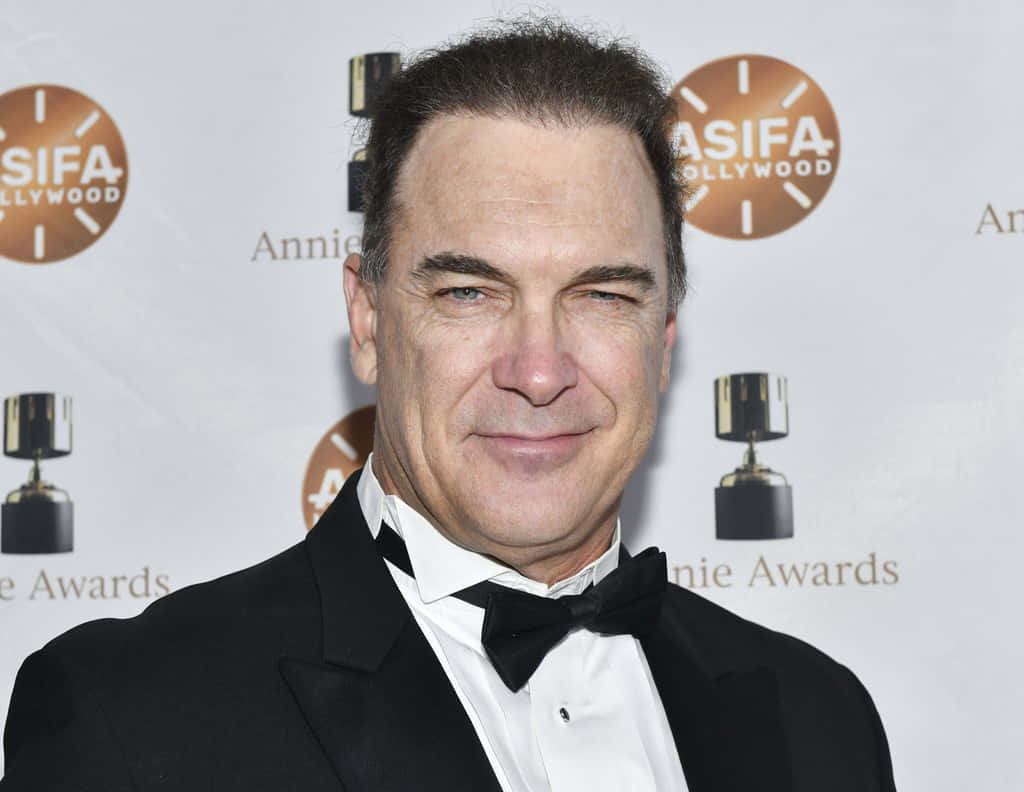 身穿燕尾服的男子在Annie Awards活動中微笑。 — 派大星 GIF 壁紙