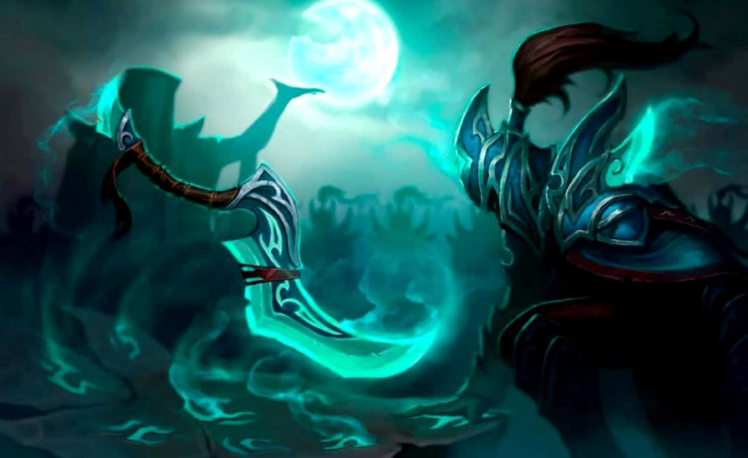 Phantom Assassin 桌布 壁紙 — 一名身穿黑色盔甲的戰士在滿月下，於迷霧繚繞的虛幻戰場上揮舞著發光的青色劍。