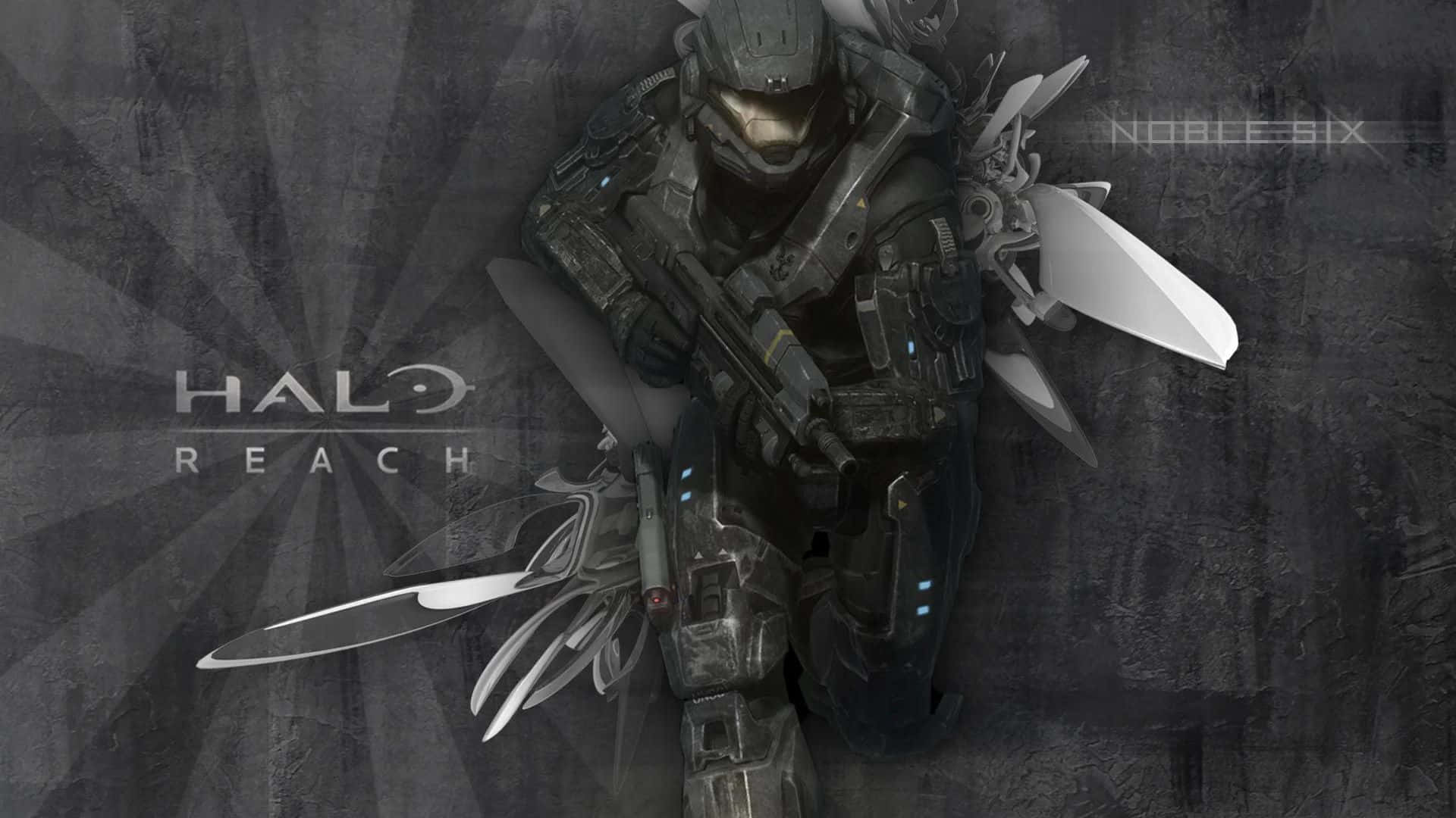 Noble Six 桌布 壁紙 — 一名身穿黑色盔甲的斯巴達戰士，在帶有 Halo Reach 文字的粗糙灰色背景上，手持步槍和能量劍。