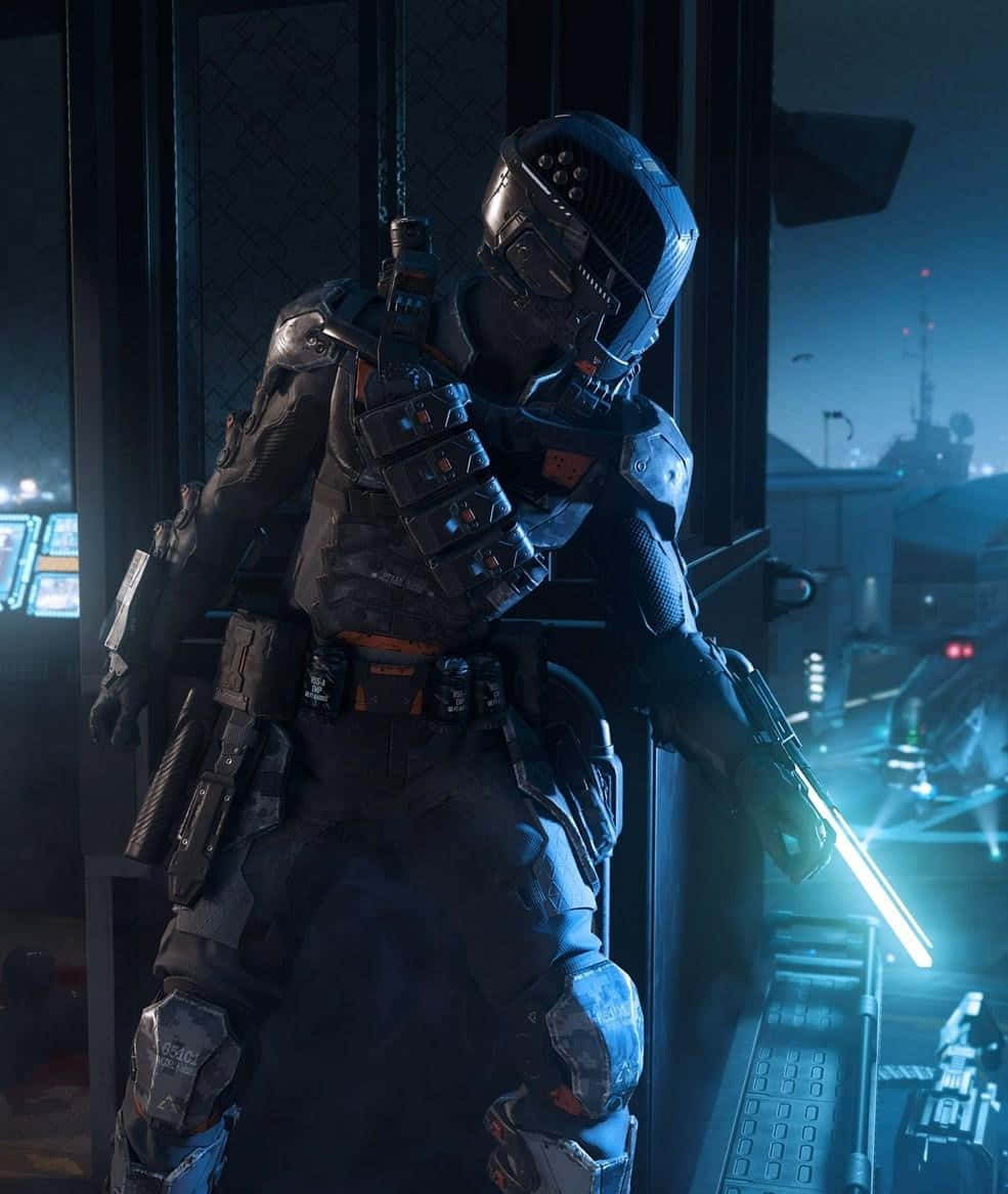 Call Of Duty Mobile 桌布 壁紙 — 一名身穿黑色盔甲的未来士兵站在光线昏暗的城市控制室中，手持发光武器。