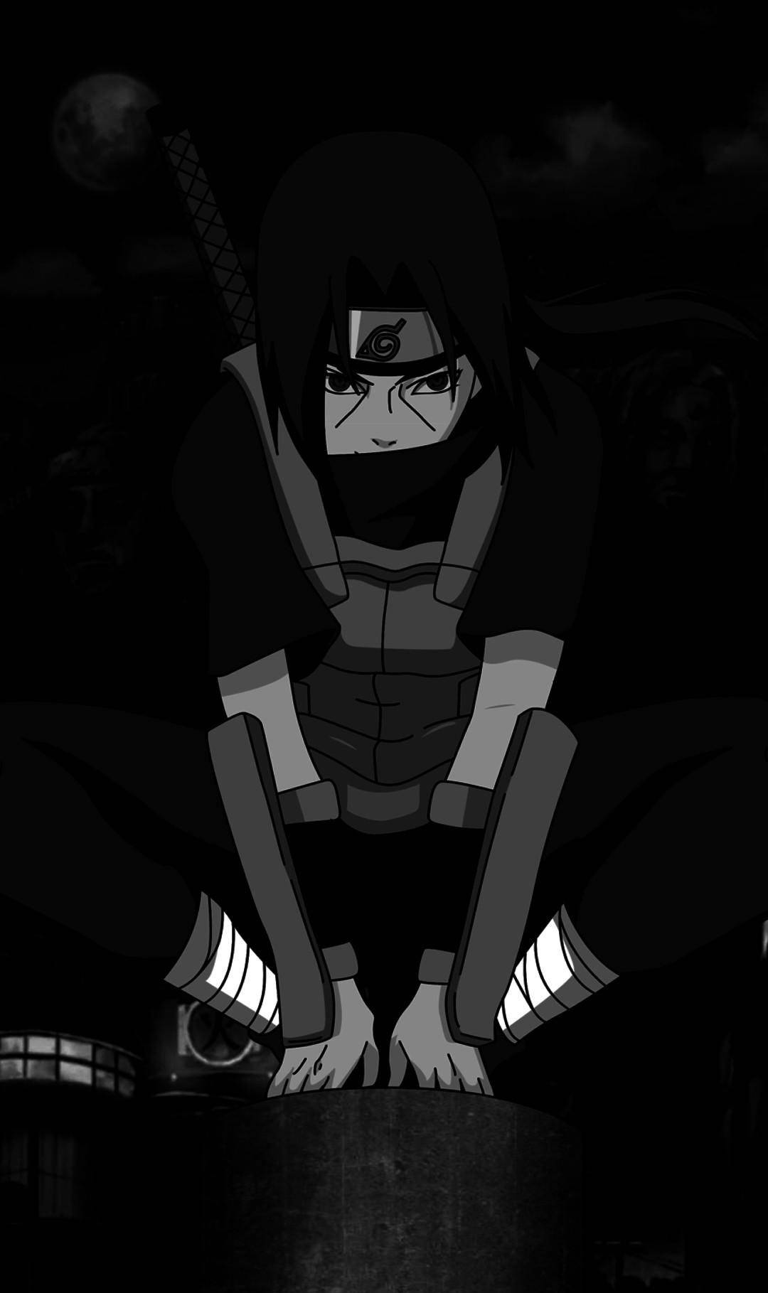 Itachi 桌布 壁紙 — 一名身穿黑色裝備的忍者蹲在石柱上，背景是月光照耀的夜空，背上有一把劍。