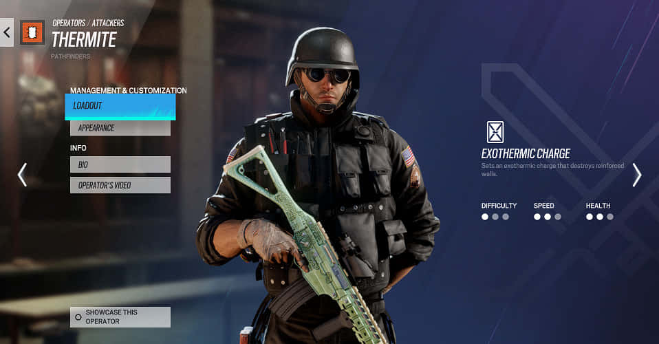 Rainbow Six Siege Thermite 桌布 壁紙 — 一名身穿黑色裝備的戰術士兵，在深藍色遊戲UI背景前手持綠色步槍。