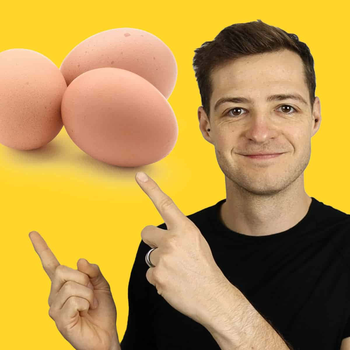 Eggs 桌布 壁紙 — 一名身穿黑色襯衫的男子微笑著指向明亮黃色背景上三個漂浮的粉紅色雞蛋。