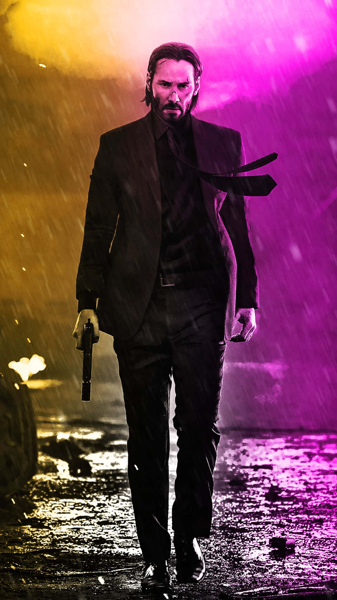 Keanu Reeves 桌布 壁紙 — 一名身穿黑色西裝的男子在強烈的黃色和紫色燈光下，手持槍支穿過大雨。