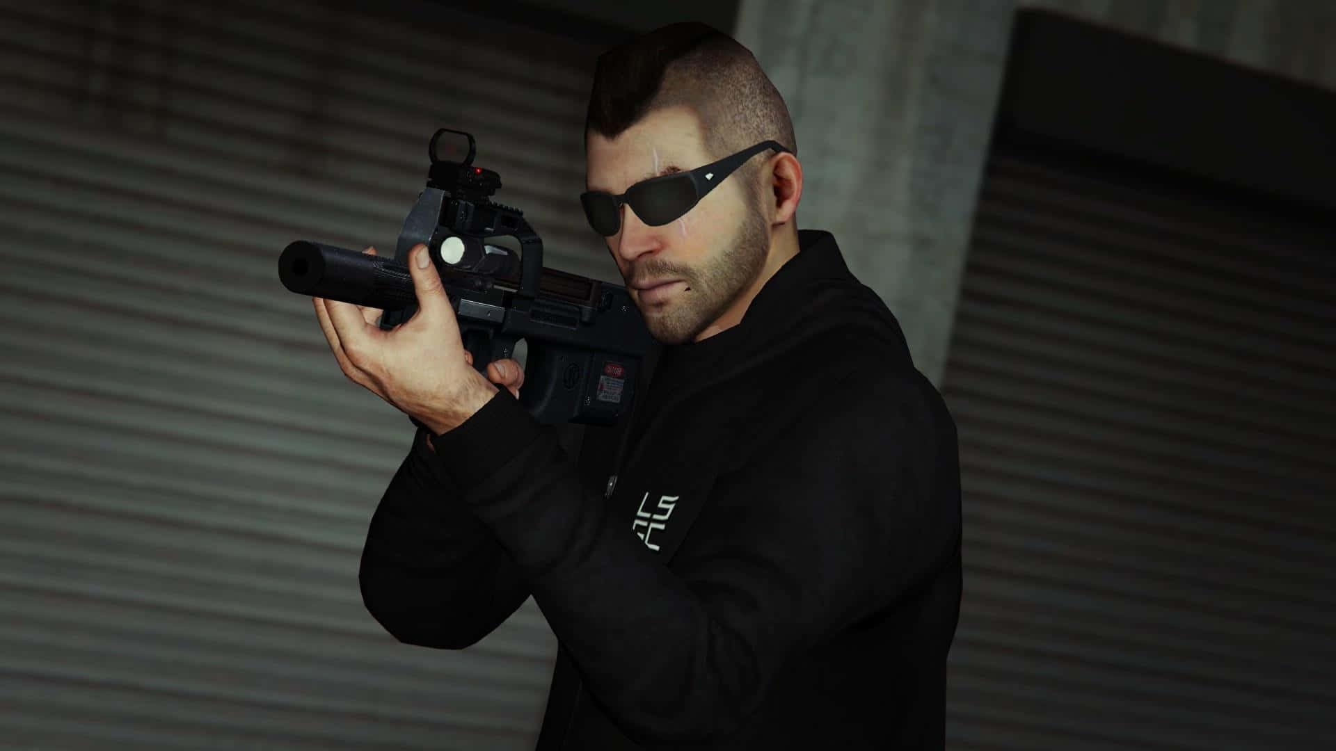 Soap Mactavish 桌布 壁紙 — 一名身穿黑色連帽衫和太陽眼鏡的男子在光線昏暗的城市小巷中瞄準一把帶有消音器的衝鋒槍。