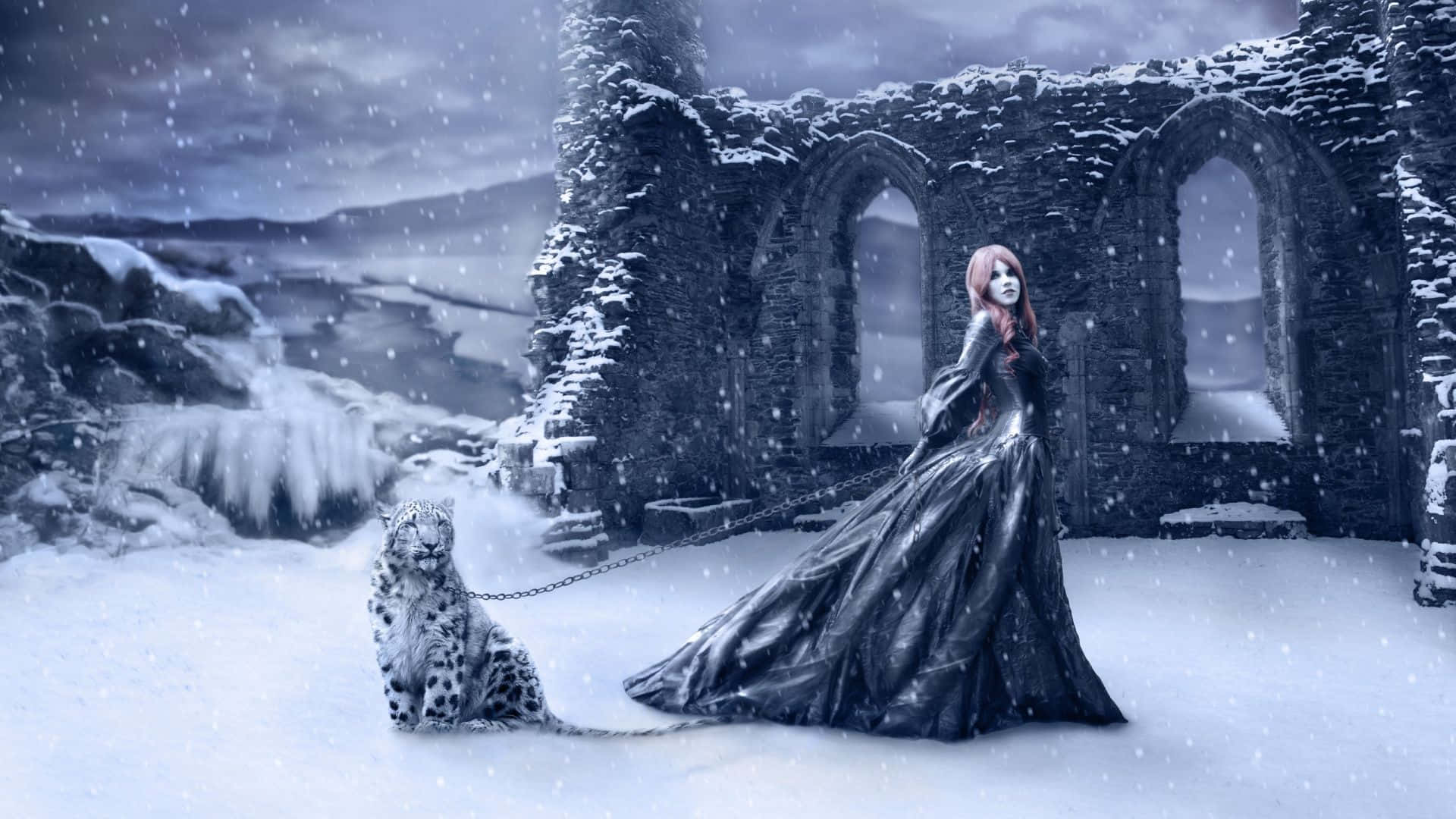 Winter Art 桌布 壁紙 — 一名身穿黑色長袍的女子站在雪豹旁邊，背景是風暴天空下積雪的廢墟。