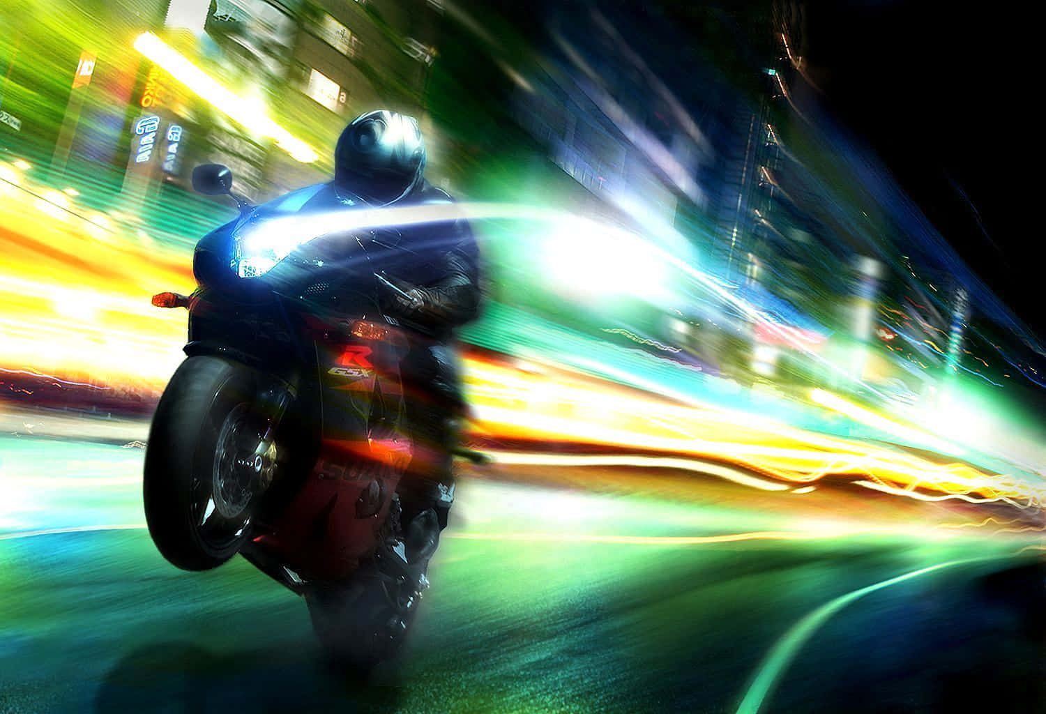 機車 桌布 壁紙 — 一名電單車手在夜晚穿過霓虹燈照亮嘅城市街道，拖曳嘅光軌模糊咗城市背景。