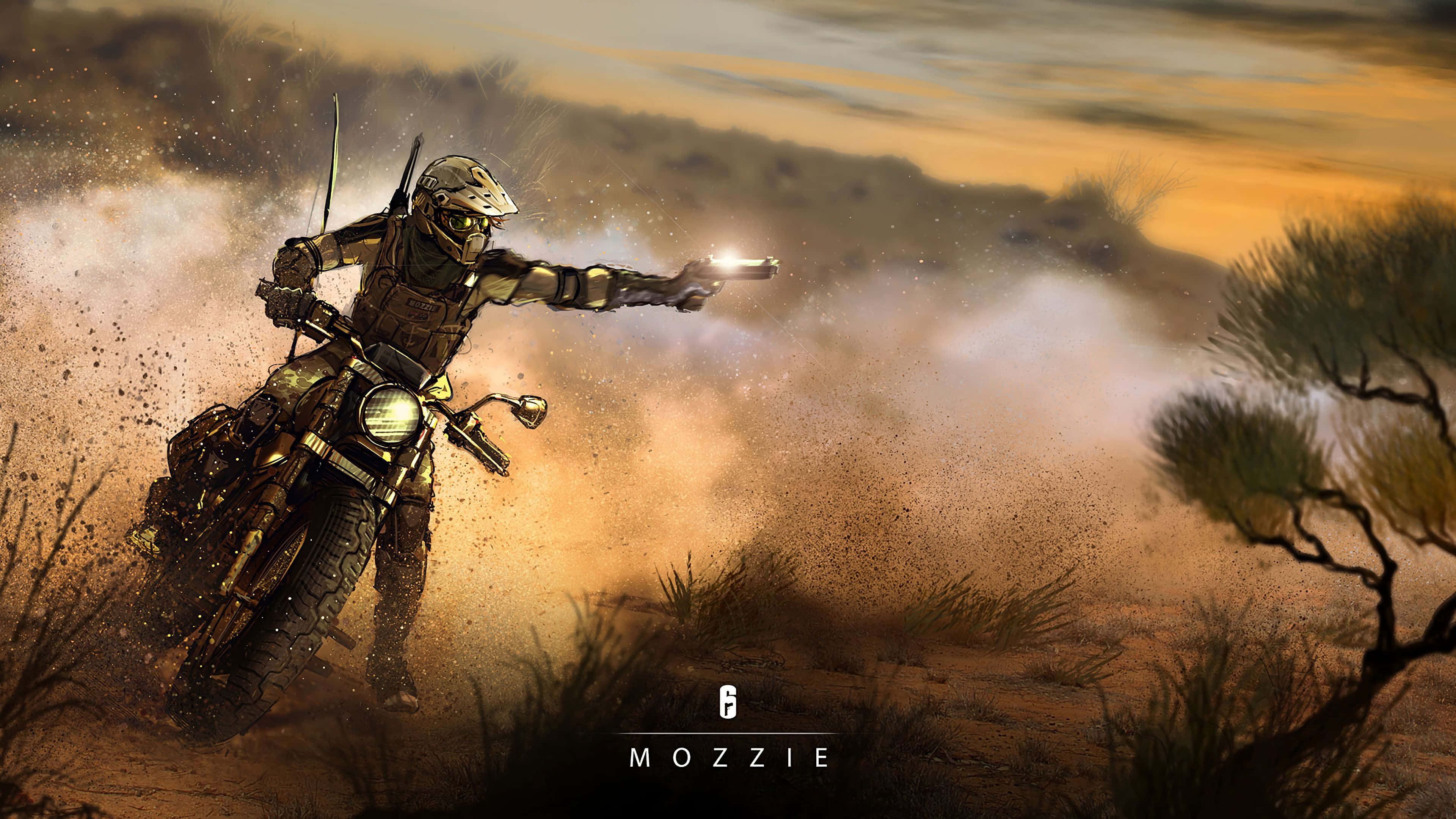 Rainbow Six Siege Mozzie 桌布 壁紙 — 一名騎手騎著堅固的電單車，在沙漠日落時揚起塵土，同時開槍射擊。