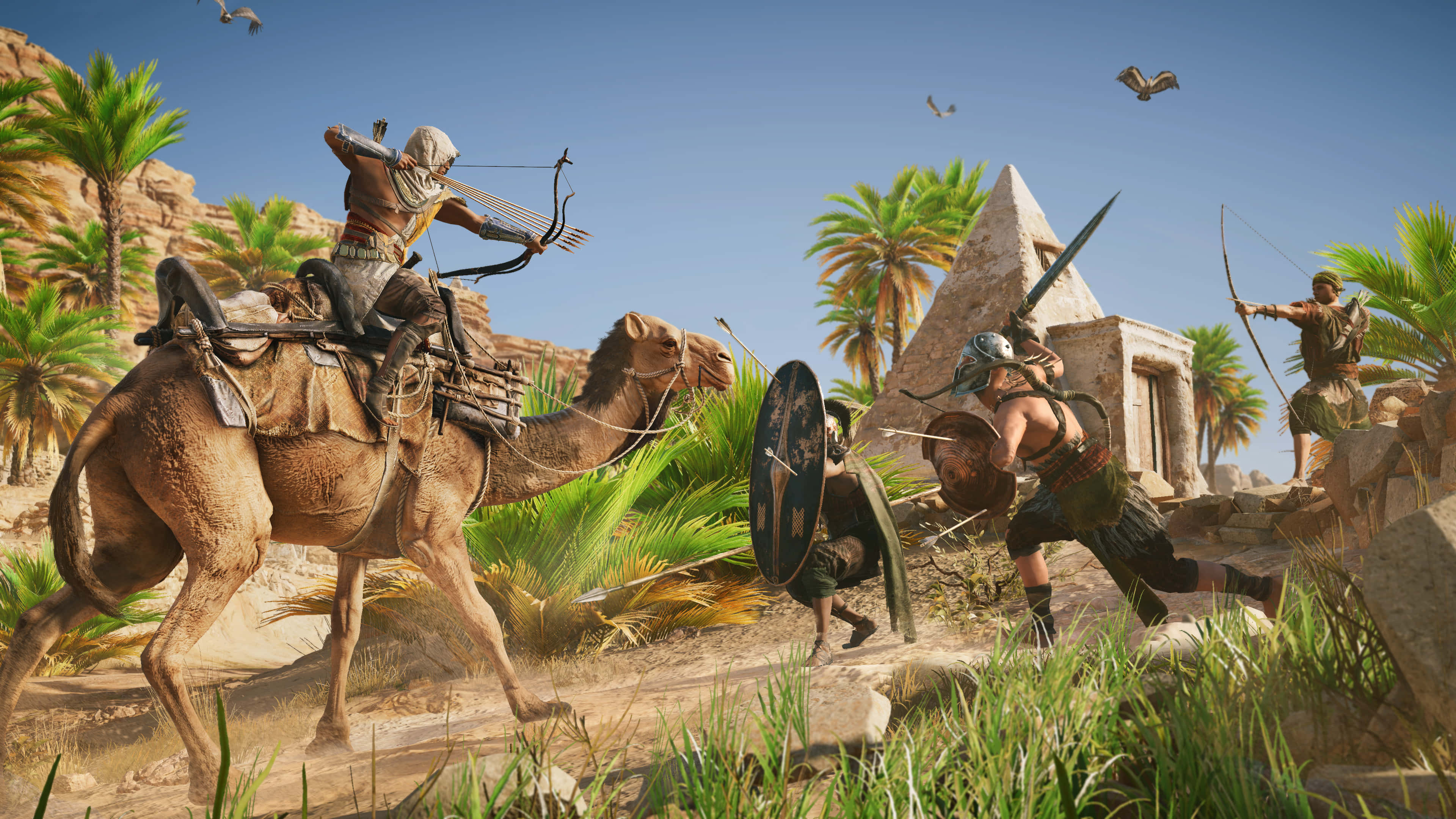 Bayek 桌布 壁紙 — 一名騎著駱駝的戰士拉弓，敵人在晴朗藍天下於古老遺跡附近交戰。