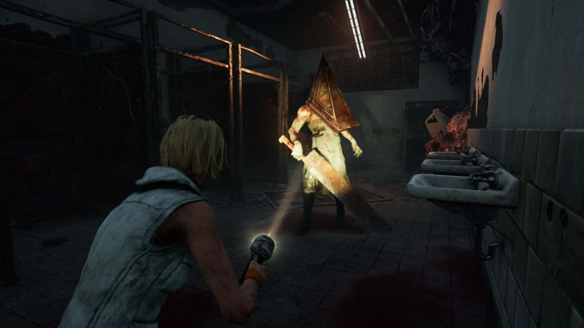 Silent Hill Characters 桌布 壁紙 — 一名驚恐的倖存者用電筒照向一個戴著面具、手持電鋸的高大殺手，身處一個骯髒、血跡斑斑的浴室。