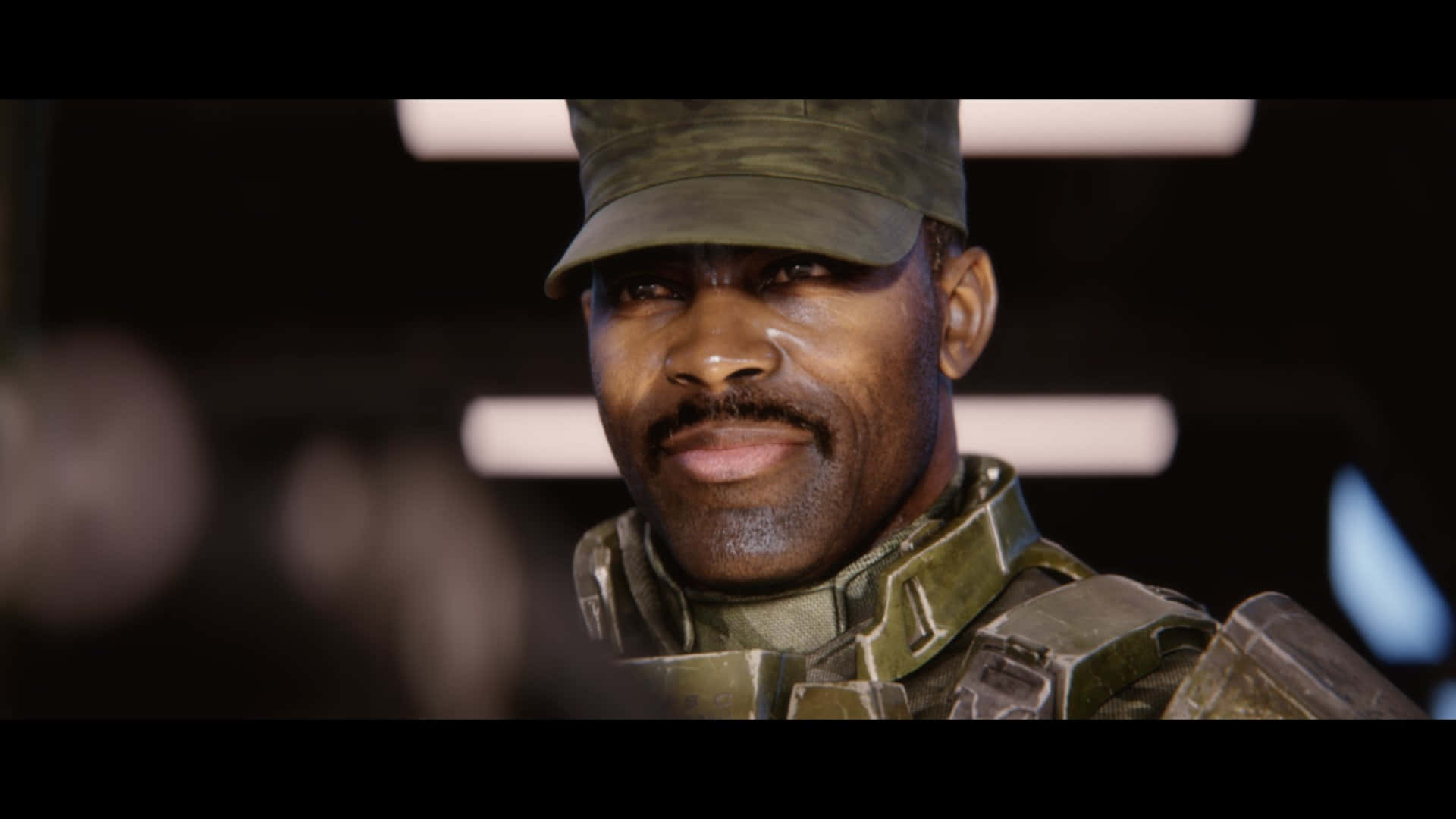 Sergeant Johnson 桌布 壁紙 — 一名黑人士兵身穿軍裝，在昏暗燈光下自信地冷笑的特寫。