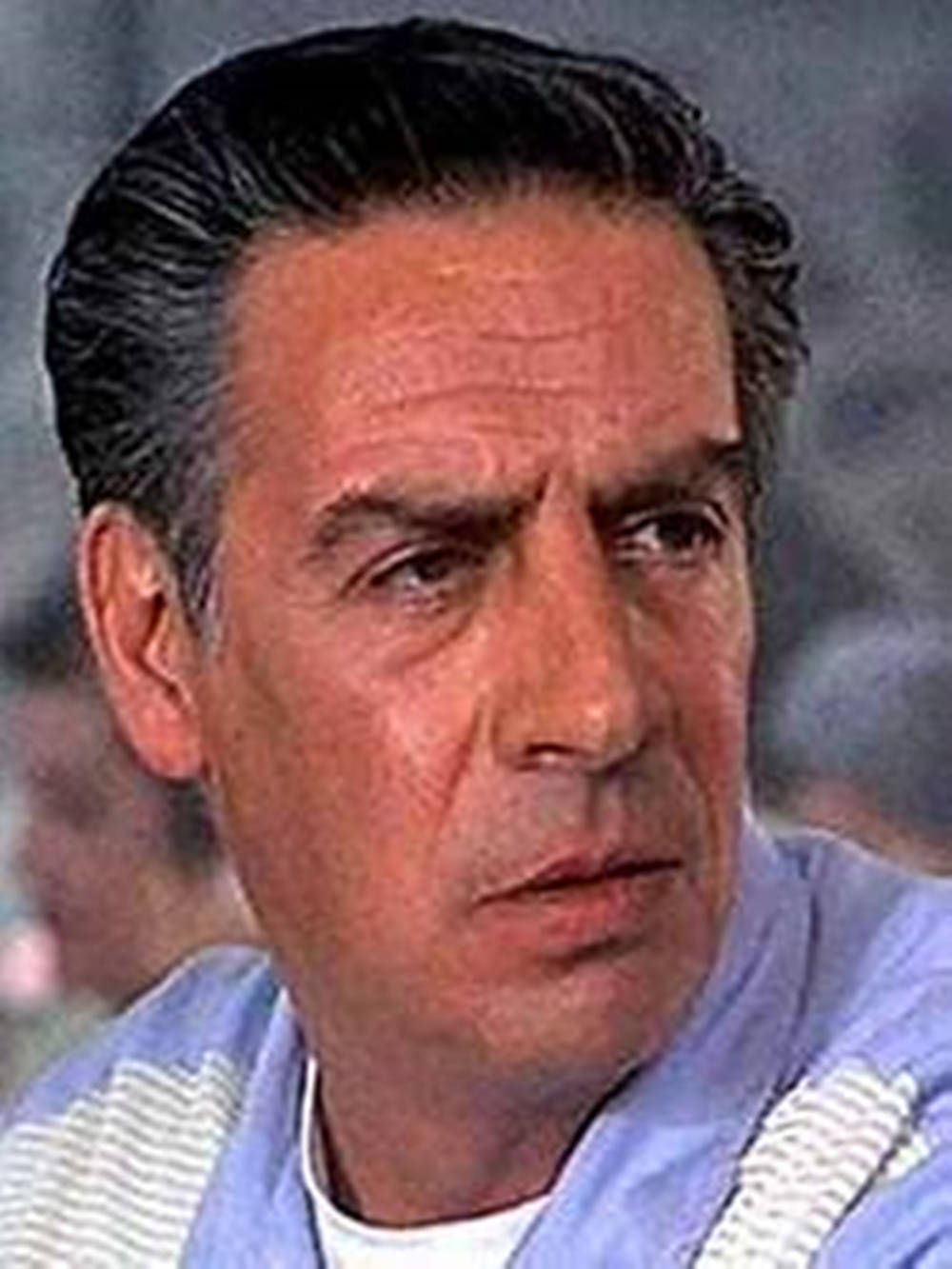 Jerry Orbach Dirty Dancing Film 壁紙 — 一名黑髮、眼神銳利的男子身穿藍白條紋襯衫的特寫。