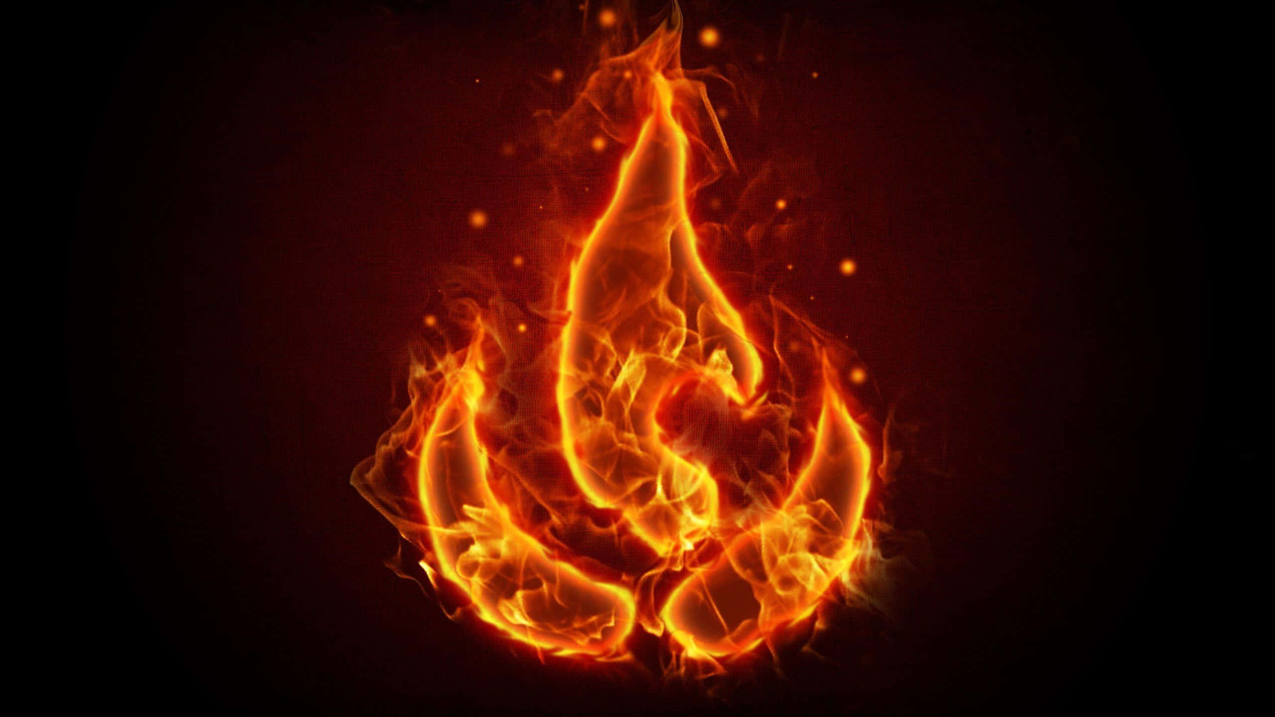 3d Fire 桌布 壁紙 — 一團充滿活力的橙色和黃色火焰在深紅色和黑色背景上舞動，周圍漂浮著發光的餘燼。