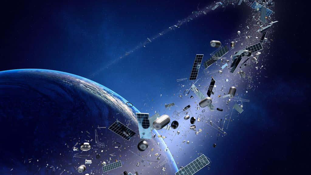 Space Debris 桌布 壁紙 — 一團旋轉的太空碎片雲漂浮在廣闊黑暗宇宙中地球的深藍色曲線上。
