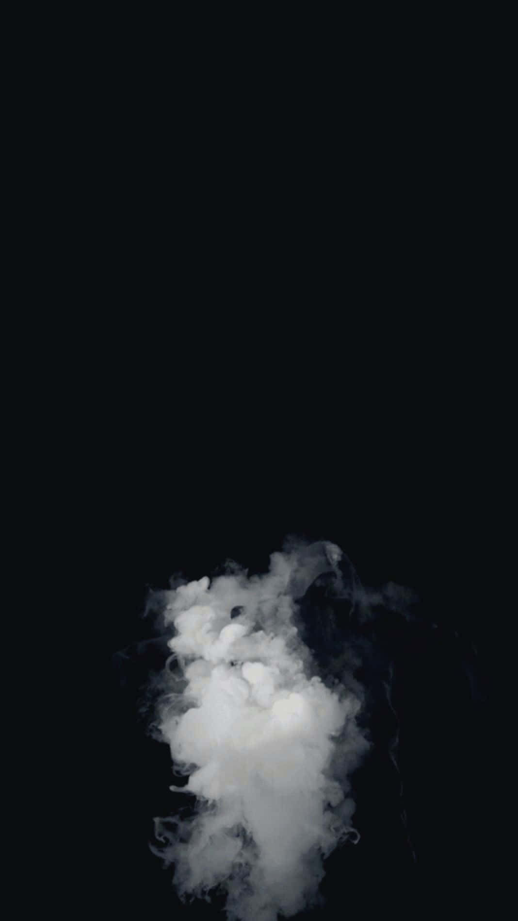 美學 iPhone 壁紙 桌布 壁紙 — 一團翻騰的白煙在純黑背景上飄移，營造出戲劇性的極簡對比。