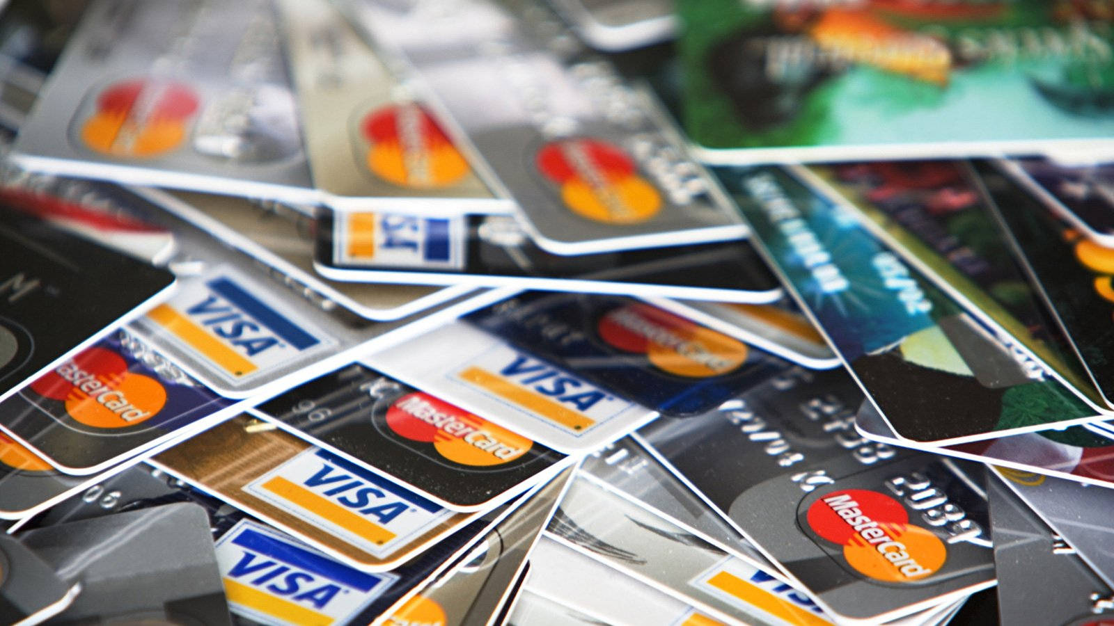 一堆用於金融交易的 Visa 和 Mastercard 信用卡。