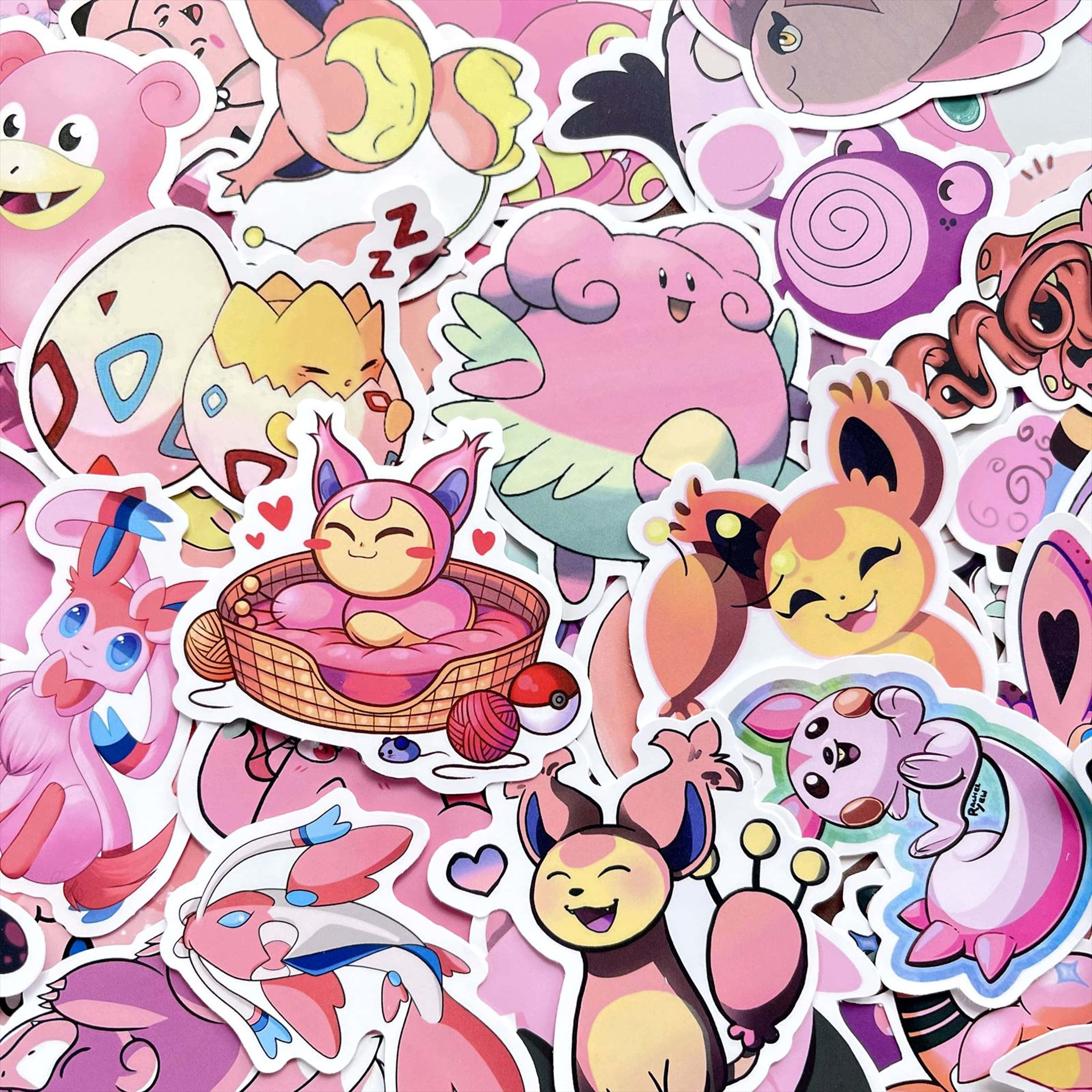 Pokemon Stickers 桌布 壁紙 — 一堆充滿活力的可愛 Pokémon 貼紙，上面有粉紅色和粉彩的角色，例如 Jigglypuff 和 Eevee，擺出俏皮的姿勢。