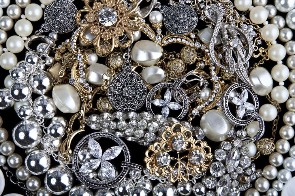 Jewelry Design 桌布 壁紙 — 一堆奢華的復古金銀珠寶，鑲有珍珠和水晶，在深色背景下閃閃發光。