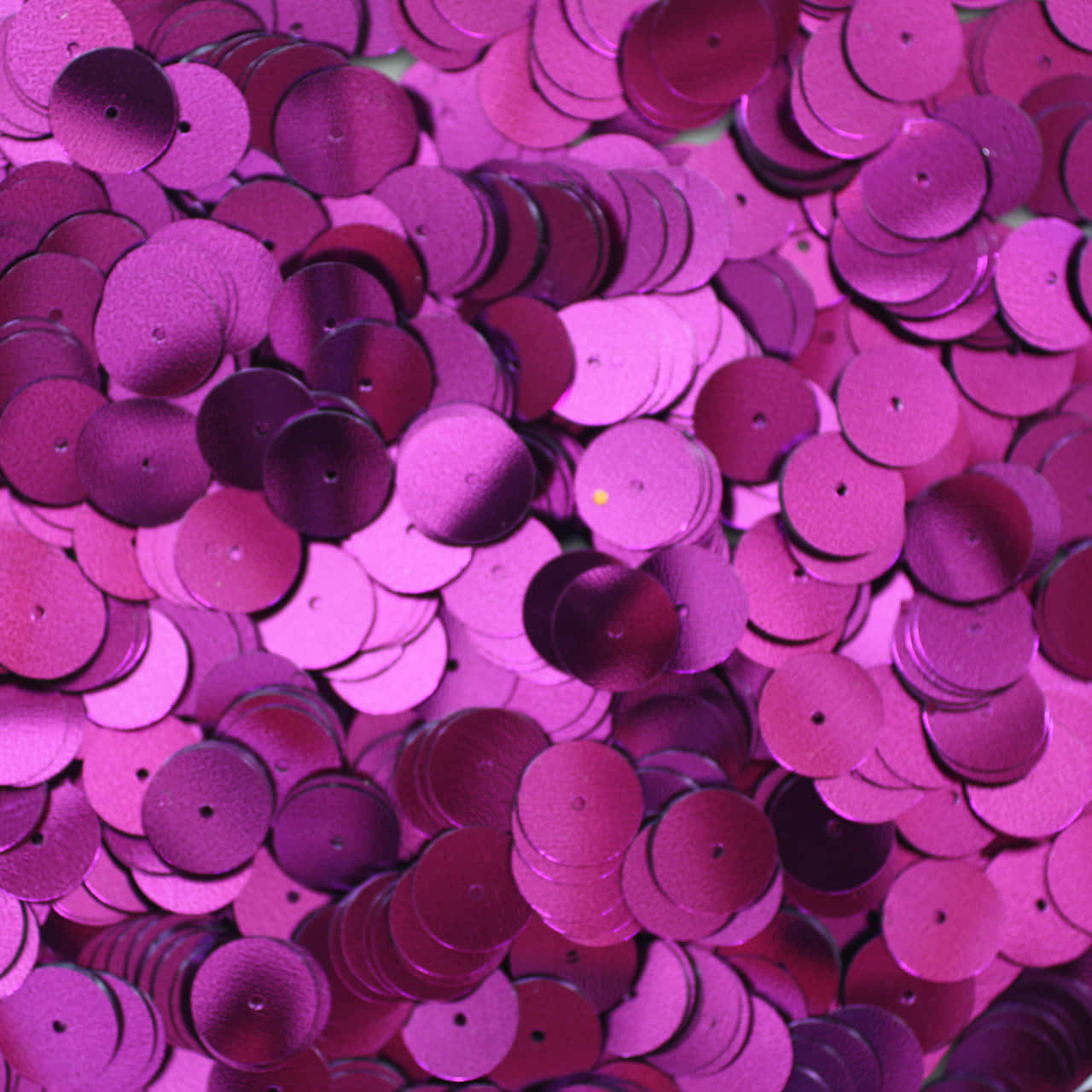 Purple Sequins 桌布 壁紙 — 一堆密集的閃亮洋紅色圓形亮片，帶有金屬光澤反射光線。