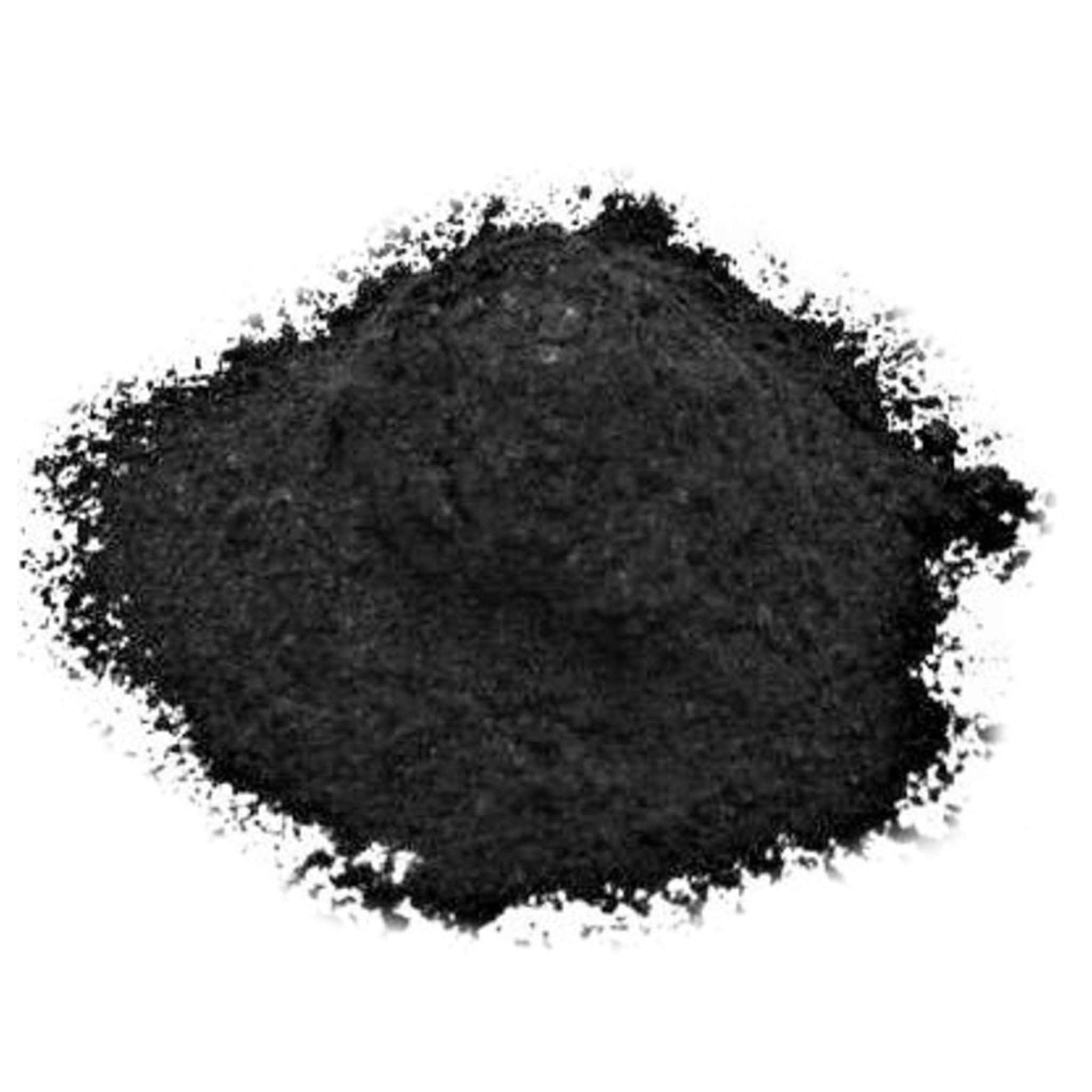 Black Cumin 桌布 壁紙 — 一堆幼細黑色粉末孤立在純白背景上，柔和陰影勾勒出其紋理邊緣。