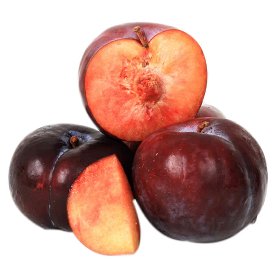 Red Plum 桌布 壁紙 — 一堆成熟的深紫色李子，其中一個切開，露出多汁的橙色果肉，背景是純白色。