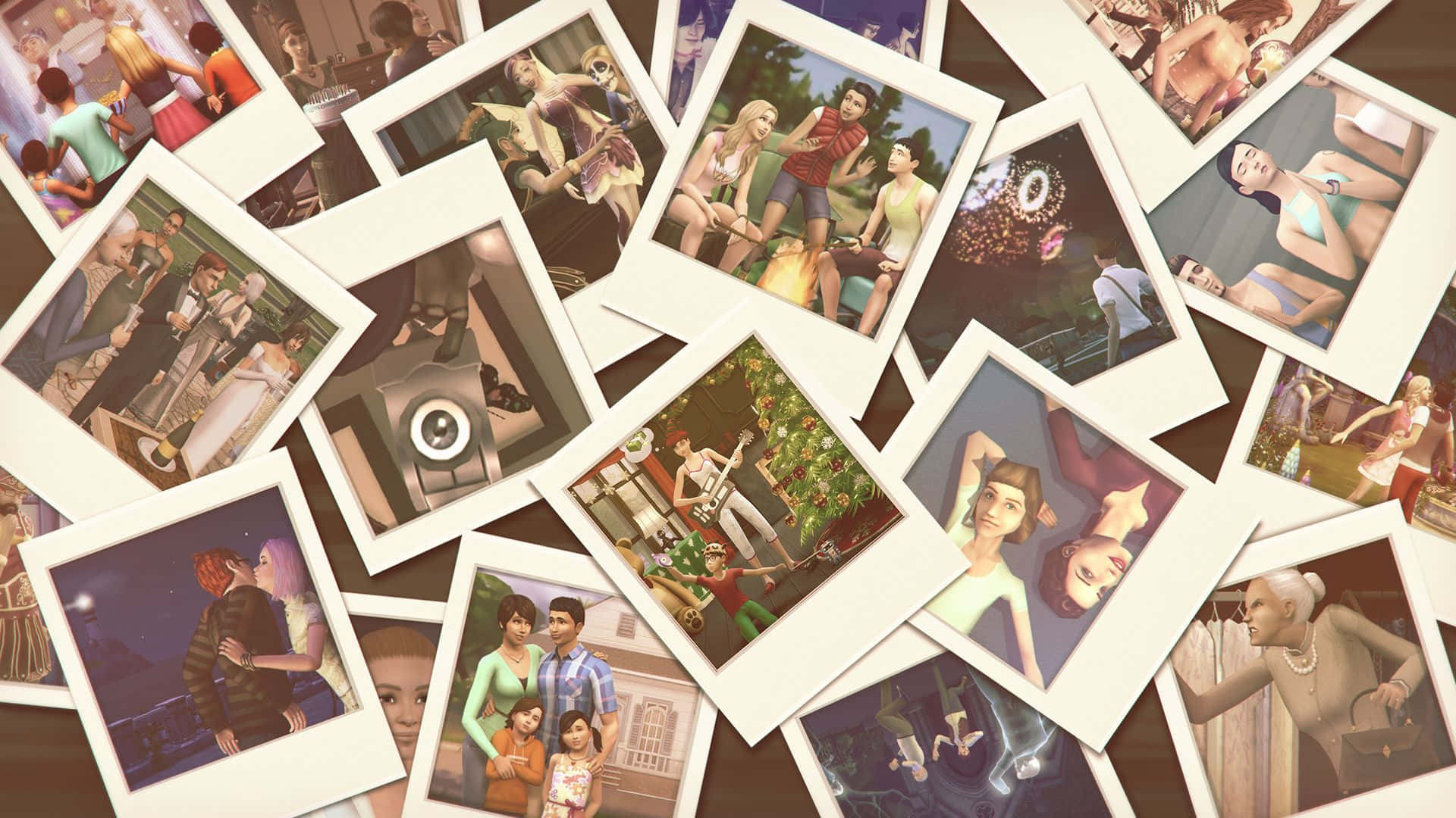 The Sims 4 桌布 壁紙 — 一堆散落的《模擬市民》遊戲中的寶麗來風格照片，展示了各種角色在不同社交和家庭場景中的樣子。