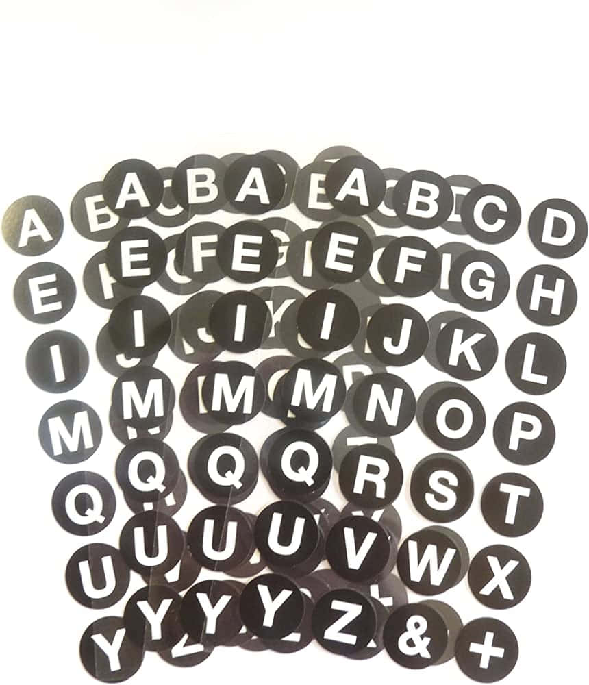 Black And White Letter 桌布 壁紙 — 一堆散落的黑色圓形貼紙，上面有白色大寫字母和符號，放在純白色背景上。