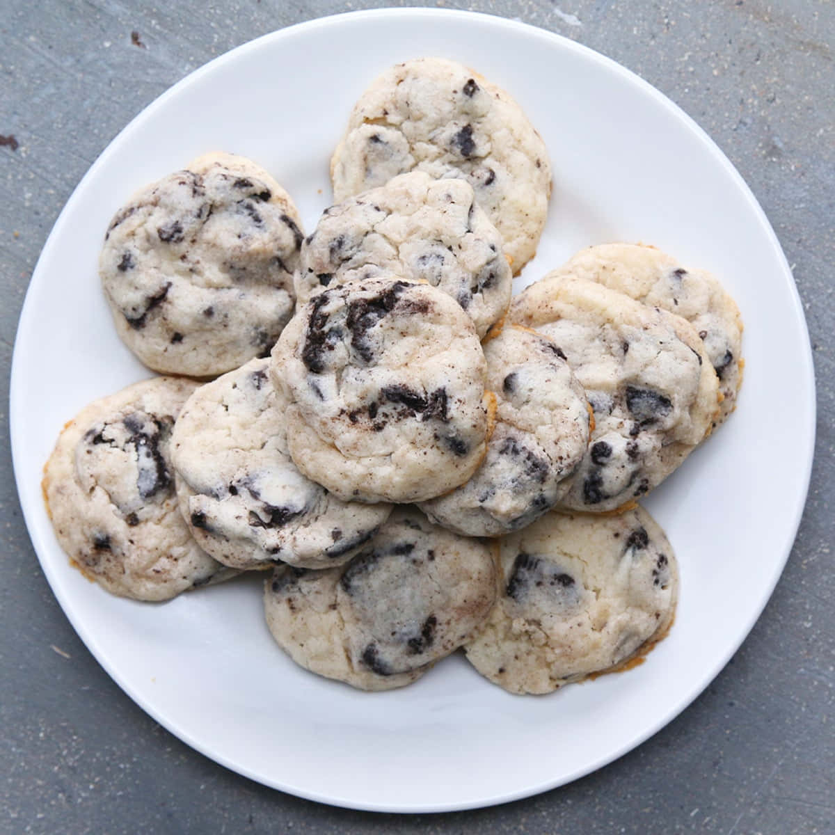 Cookie 桌布 壁紙 — 一堆新鮮出爐的朱古力曲奇放在白色碟子上，背景是灰色石頭。
